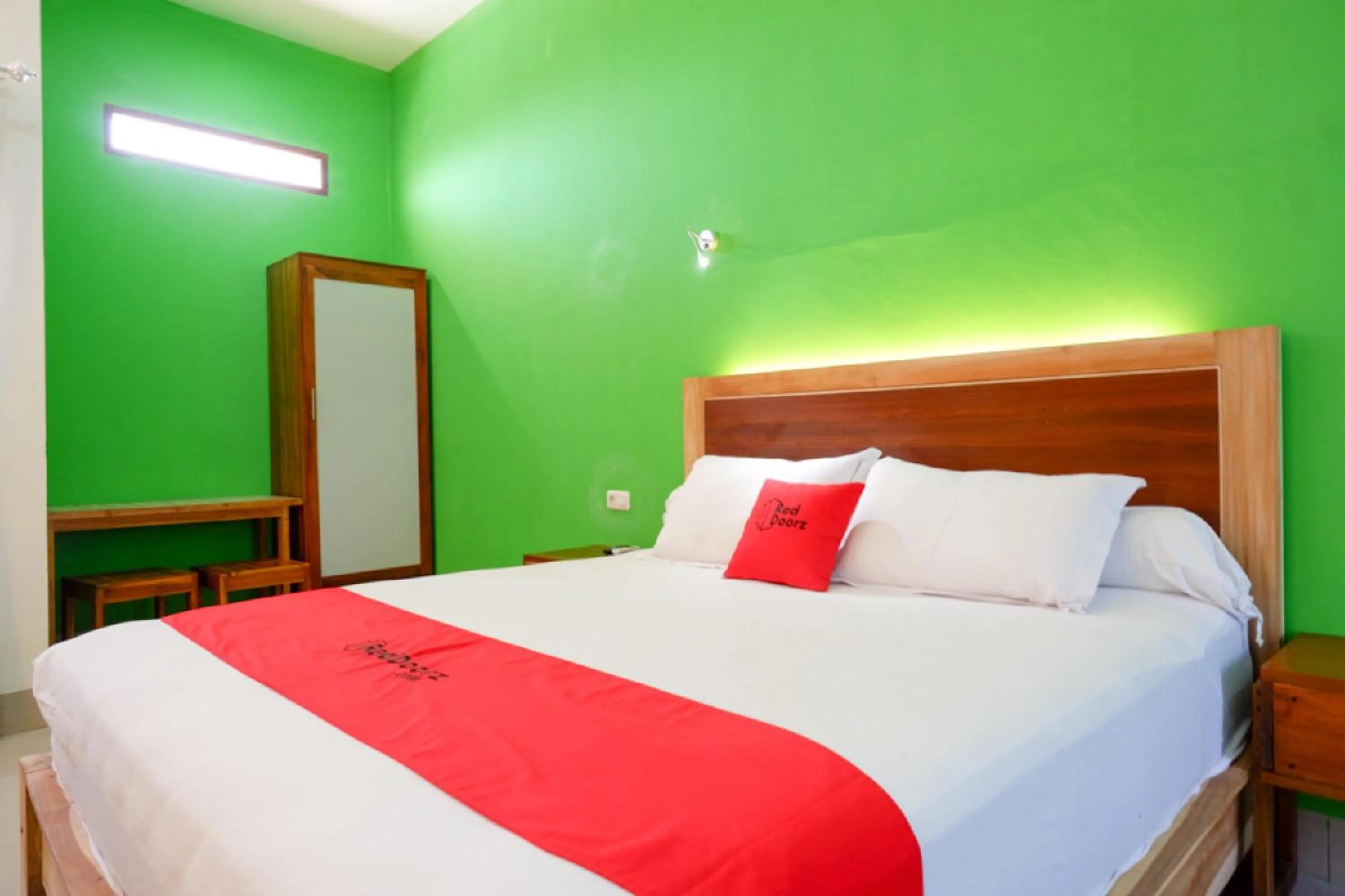 Bedroom, Bed in RedDoorz near Taman Makam Pahlawan Tatura