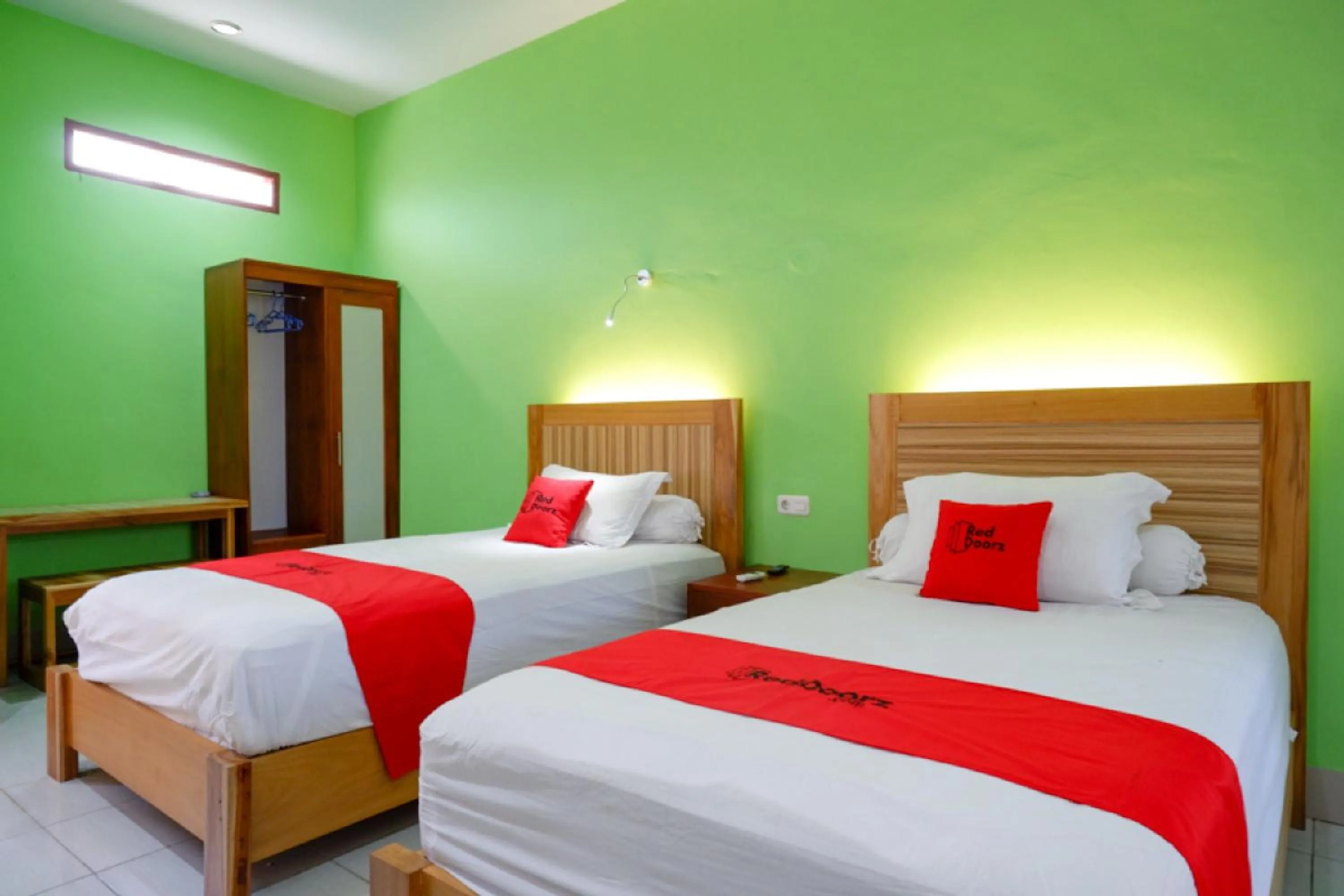 Bedroom, Bed in RedDoorz near Taman Makam Pahlawan Tatura