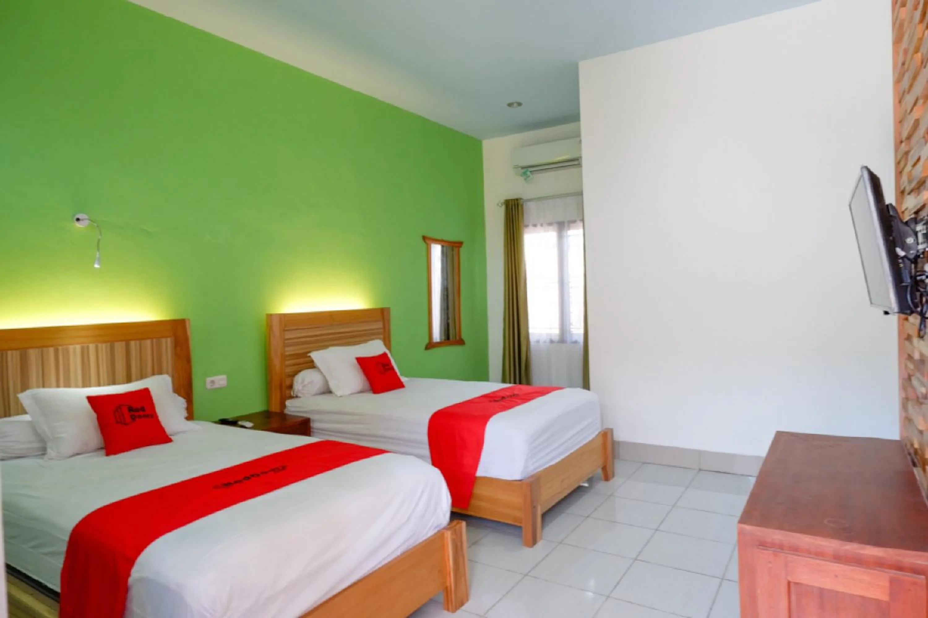 Bedroom, Bed in RedDoorz near Taman Makam Pahlawan Tatura