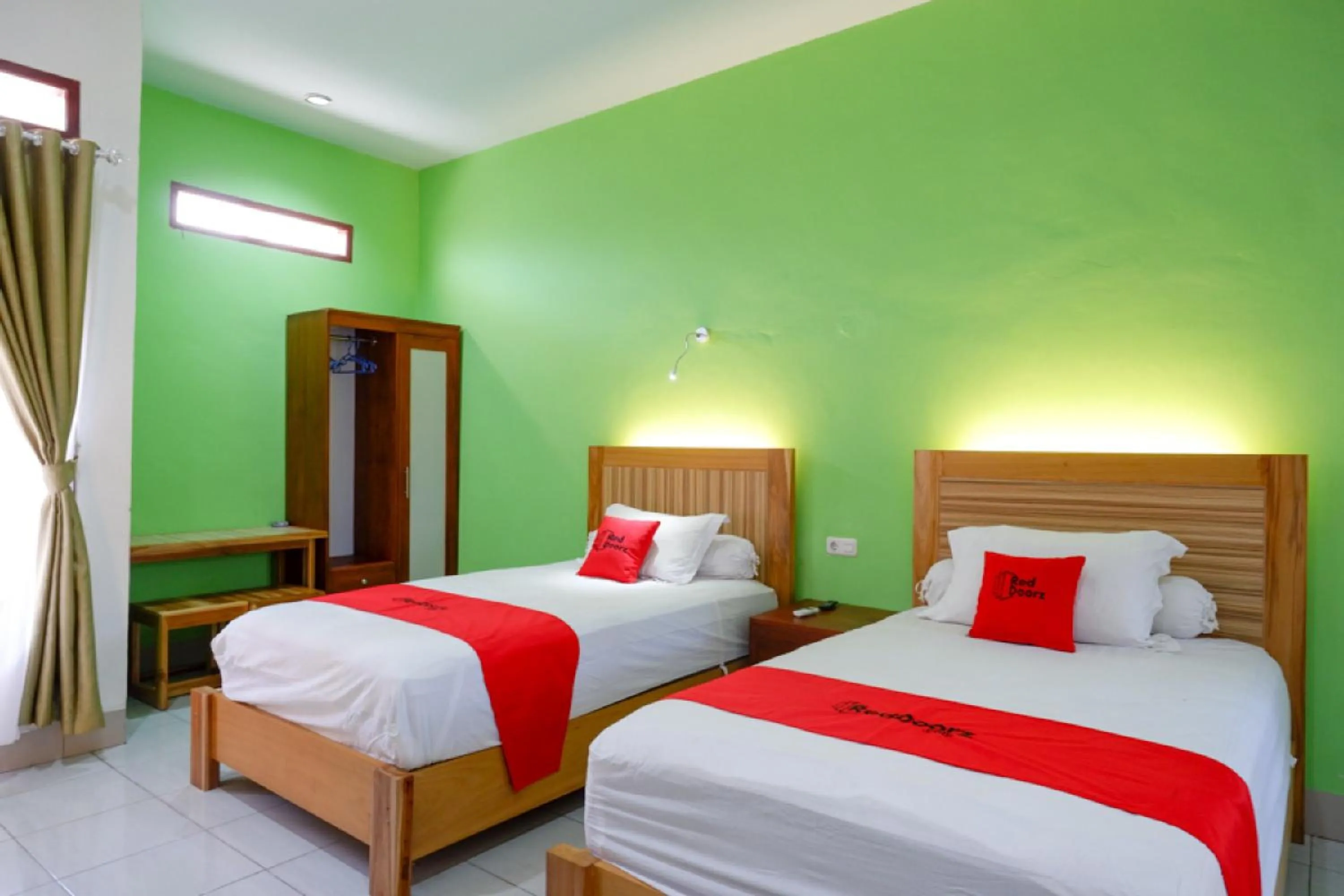 Bedroom, Bed in RedDoorz near Taman Makam Pahlawan Tatura