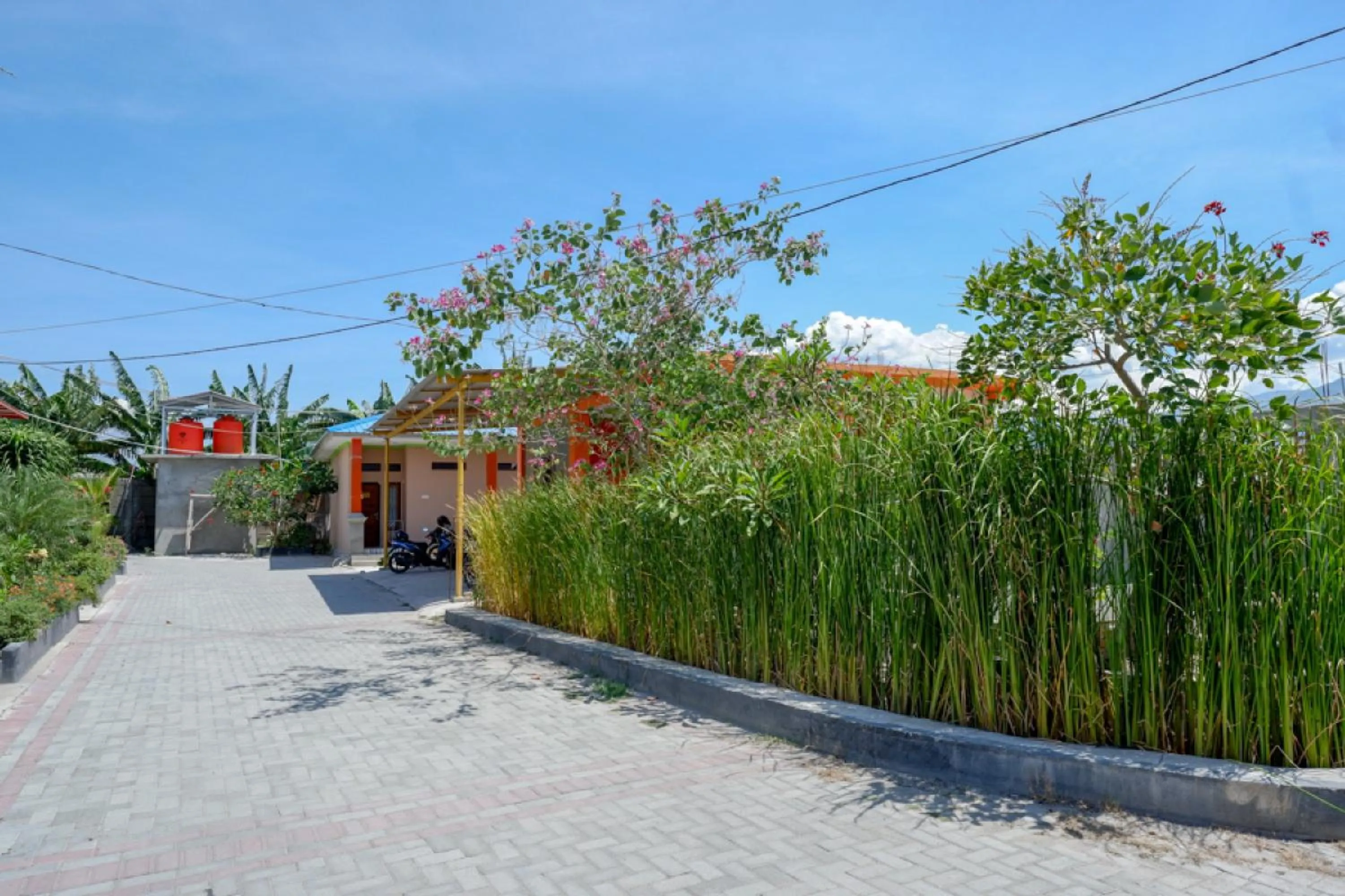 Facade/entrance in RedDoorz near Taman Makam Pahlawan Tatura