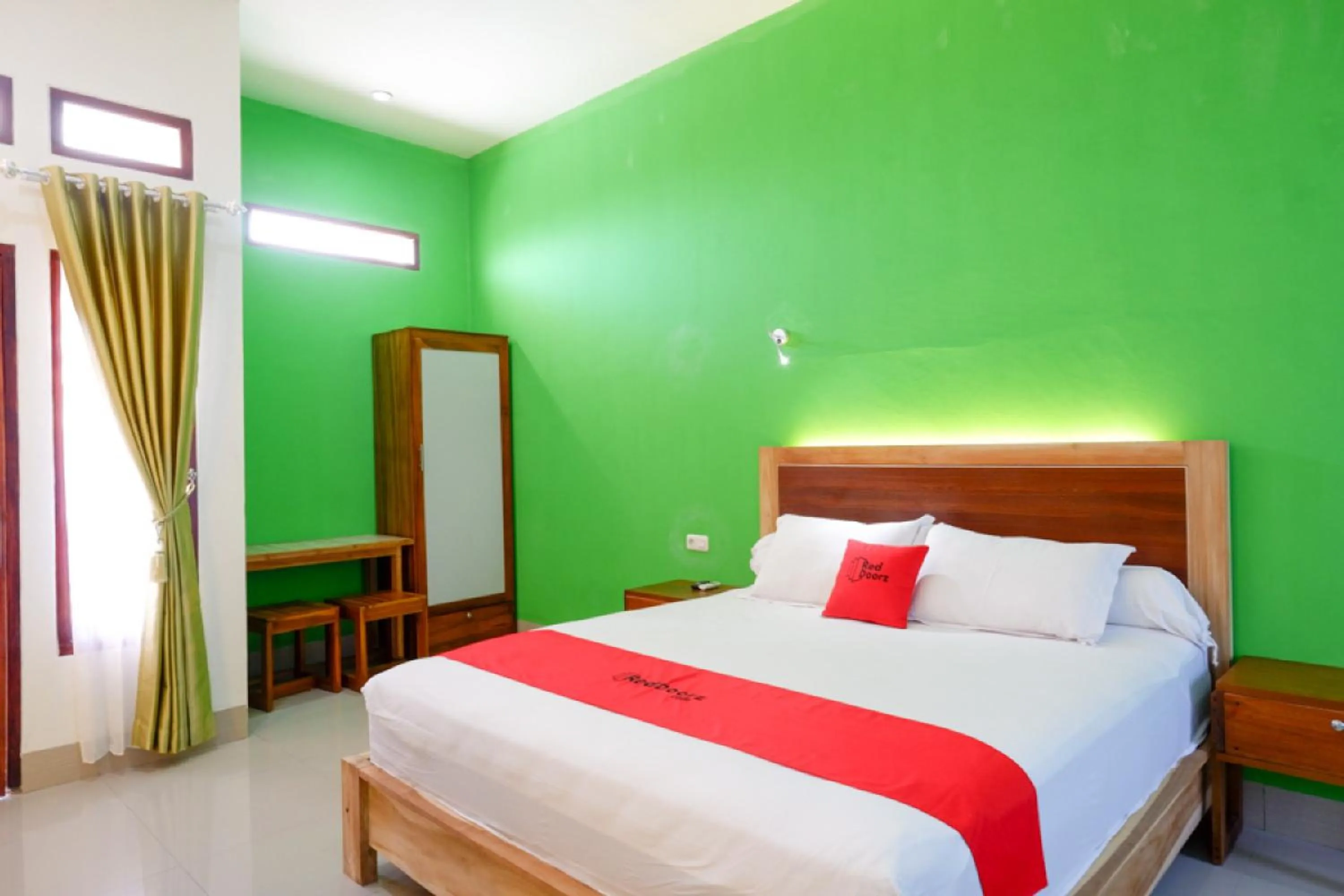 Bedroom, Bed in RedDoorz near Taman Makam Pahlawan Tatura