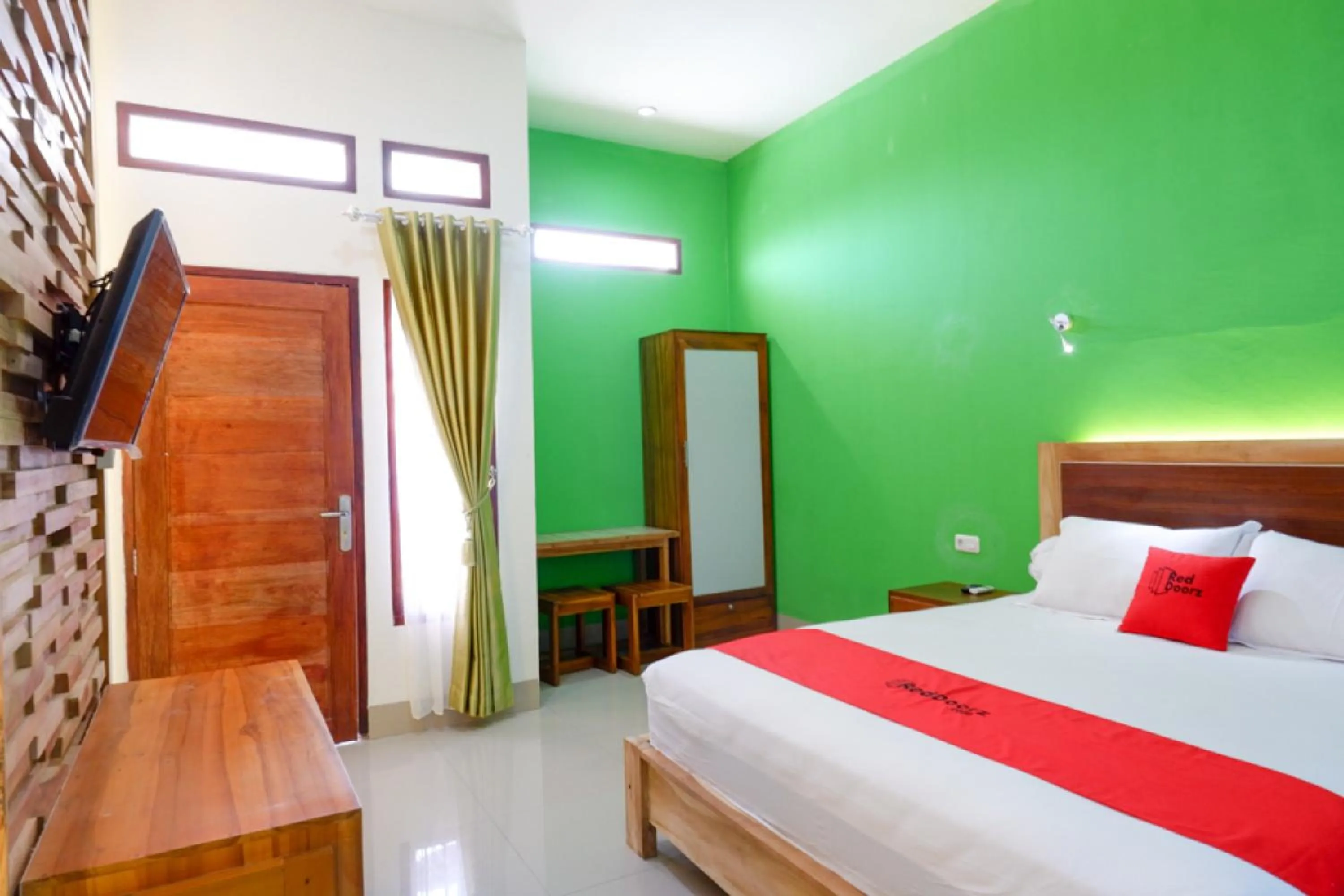 Bedroom, Bed in RedDoorz near Taman Makam Pahlawan Tatura