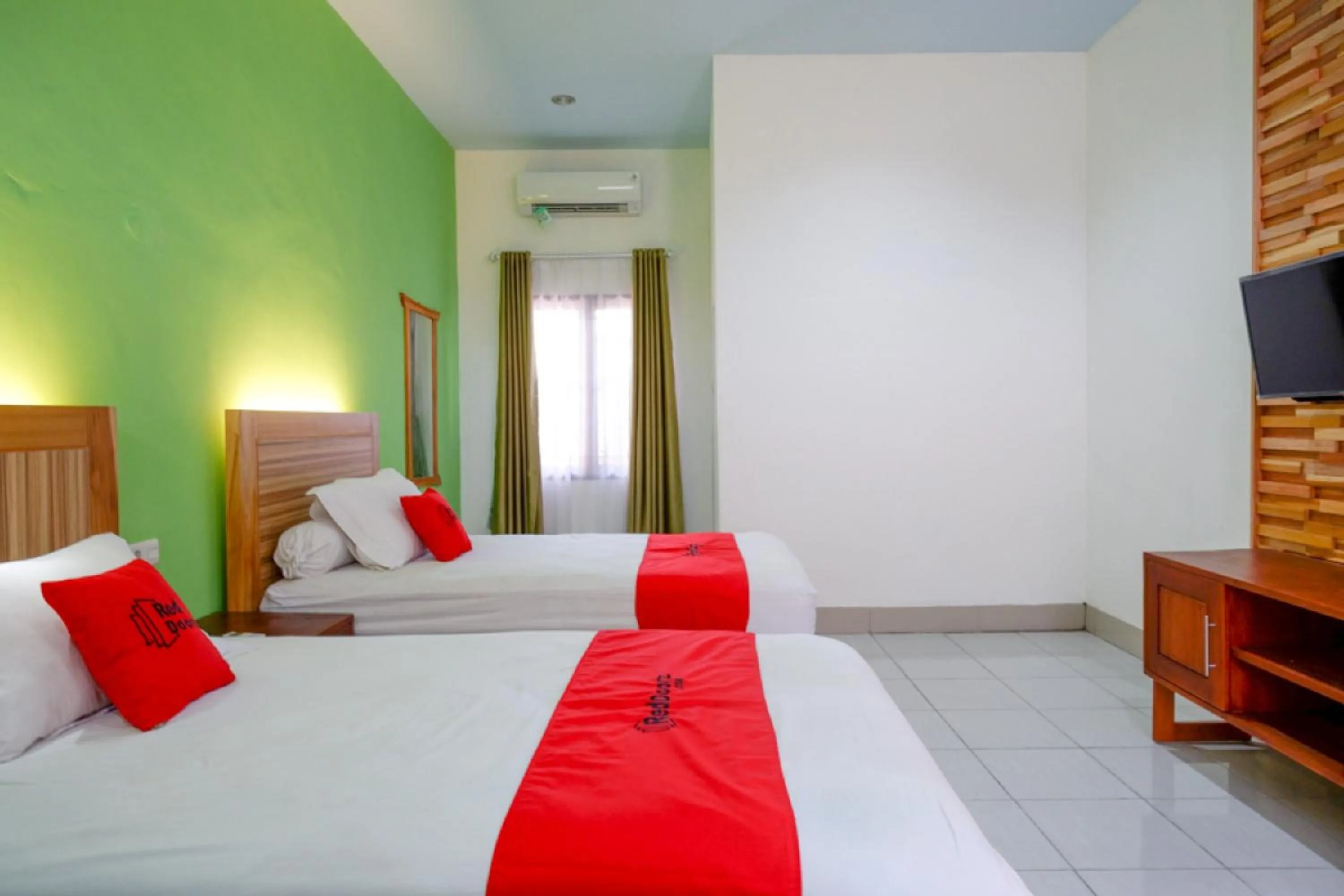 Bedroom, Bed in RedDoorz near Taman Makam Pahlawan Tatura