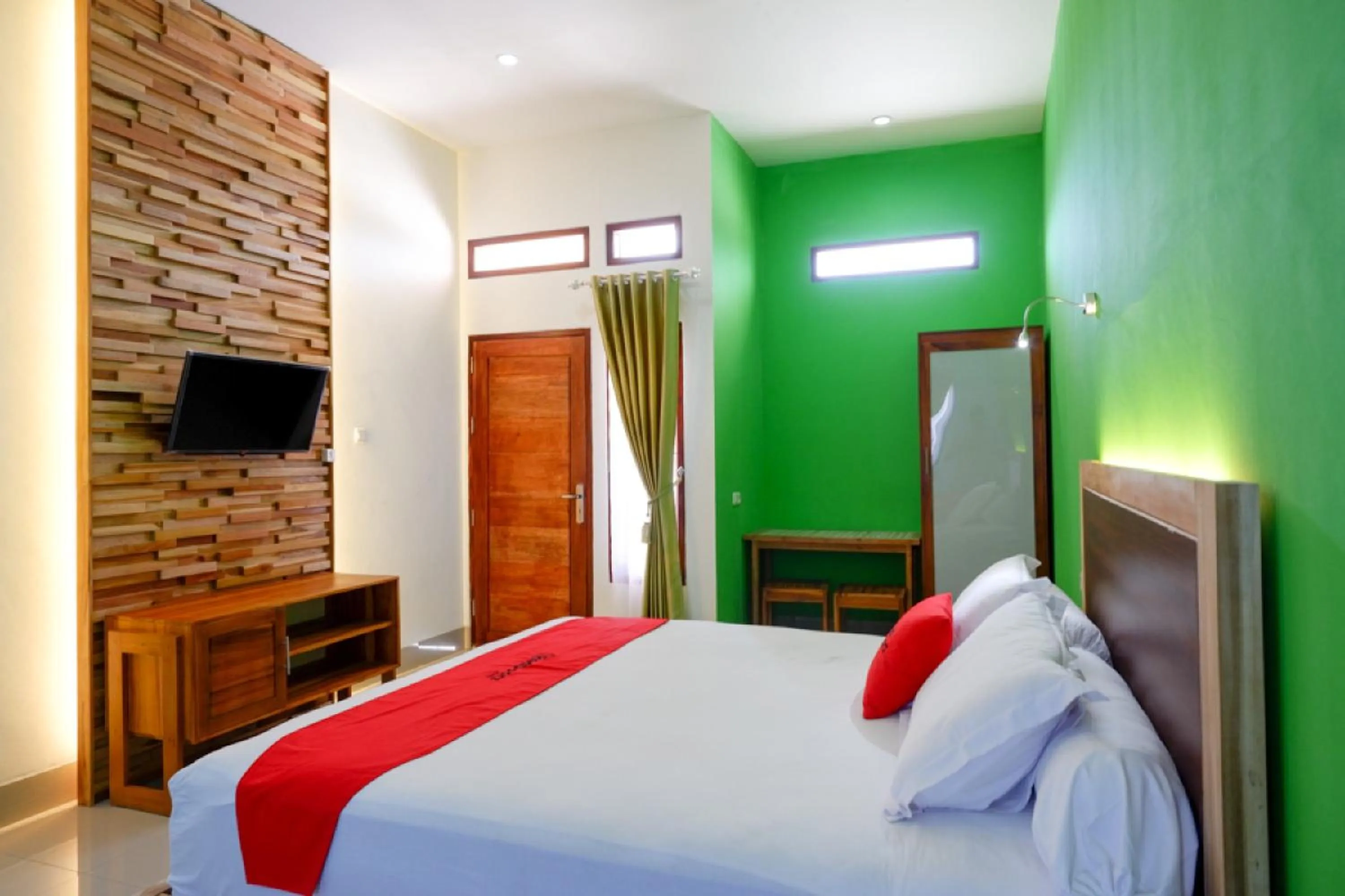 Bedroom, Bed in RedDoorz near Taman Makam Pahlawan Tatura