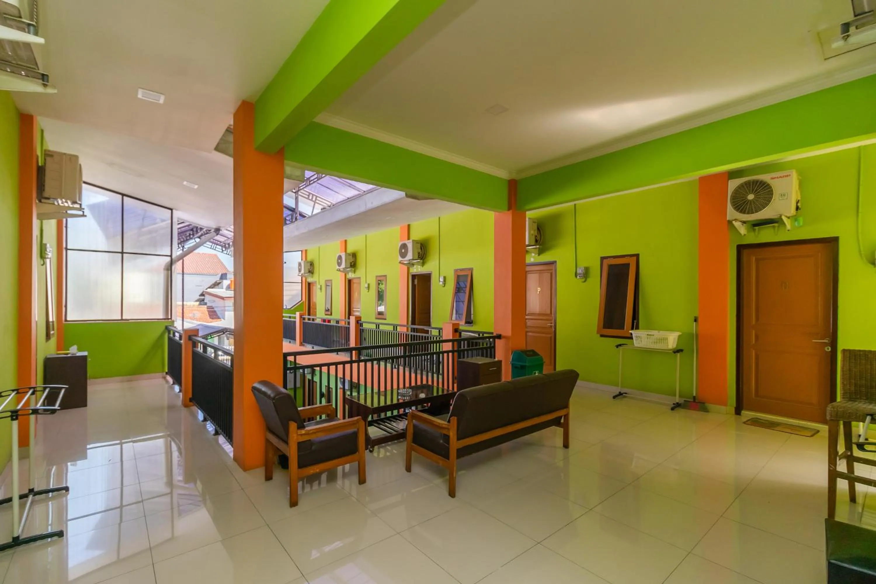 Lobby or reception in RedDoorz near Kejaksan Station Cirebon 2