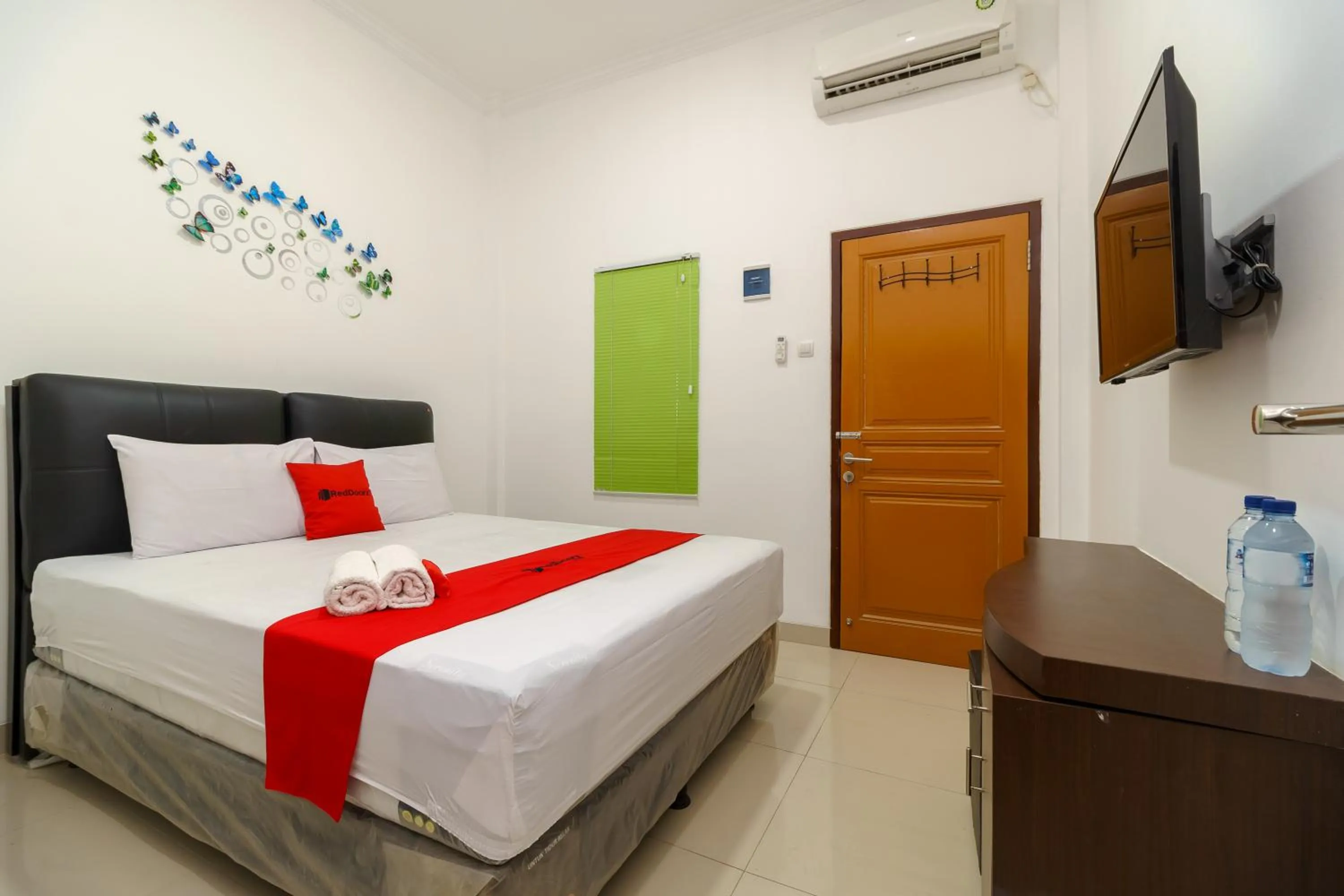 Bedroom, Bed in RedDoorz near Kejaksan Station Cirebon 2