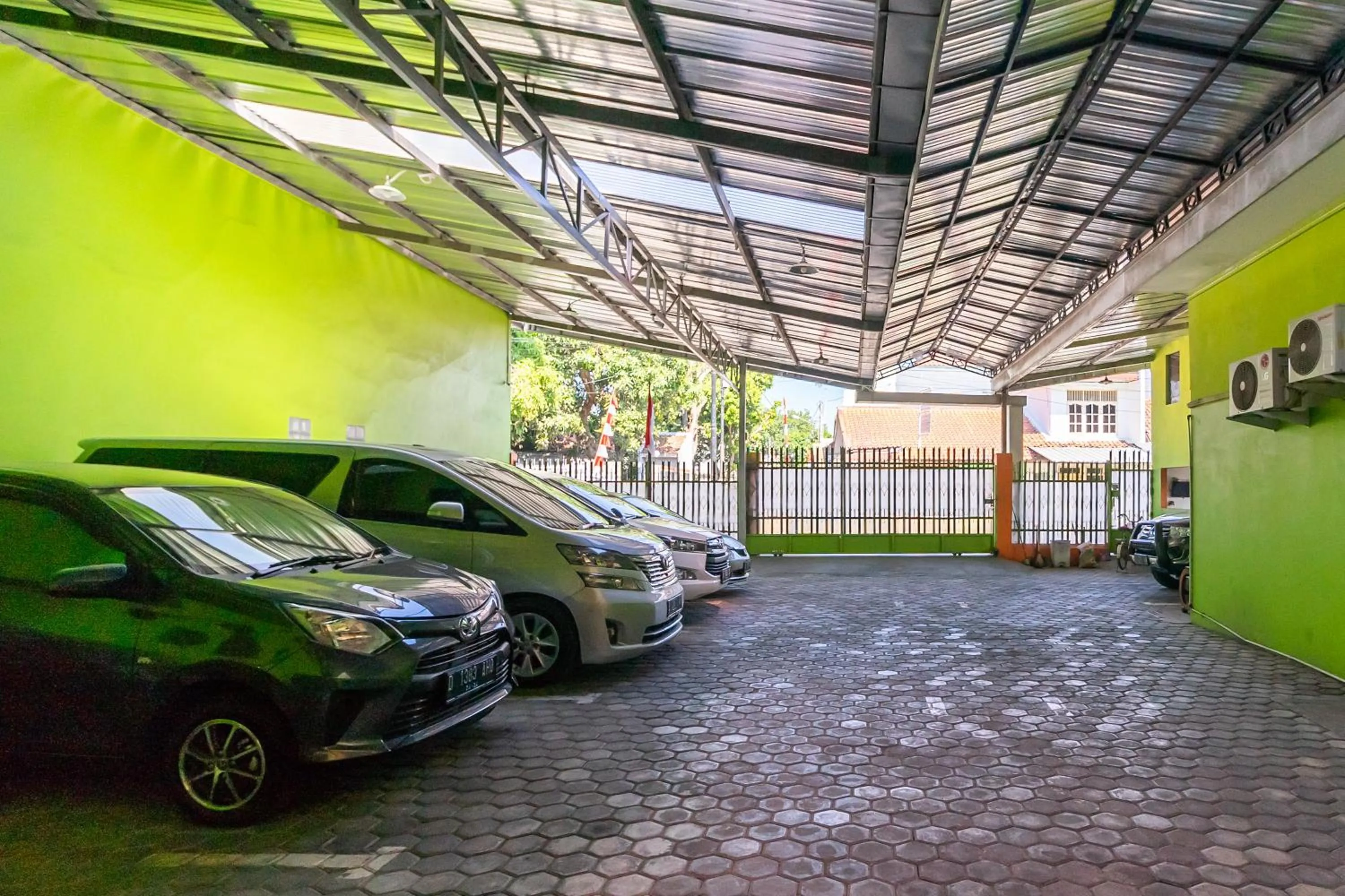 Facade/entrance in RedDoorz near Kejaksan Station Cirebon 2