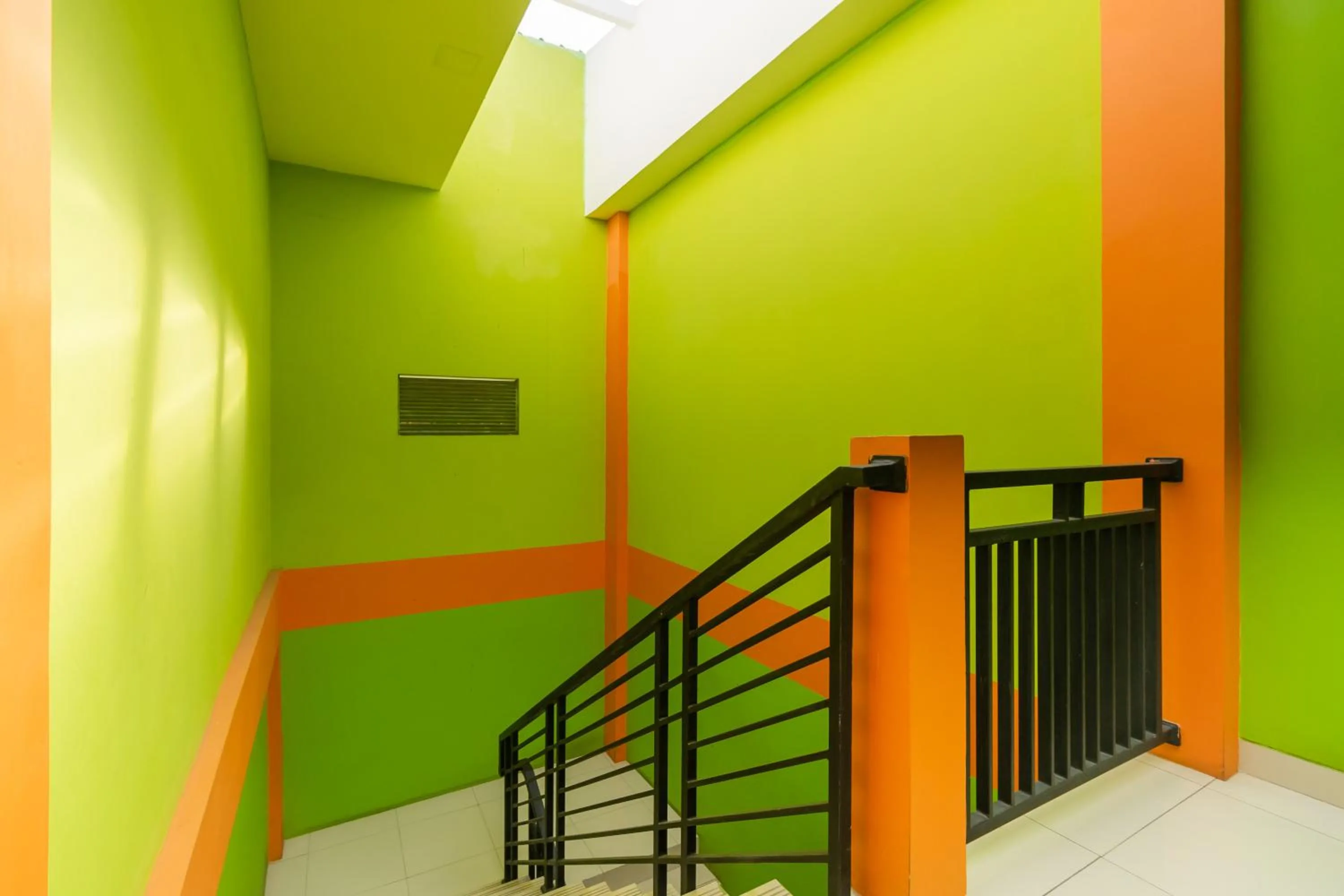 Balcony/Terrace in RedDoorz near Kejaksan Station Cirebon 2