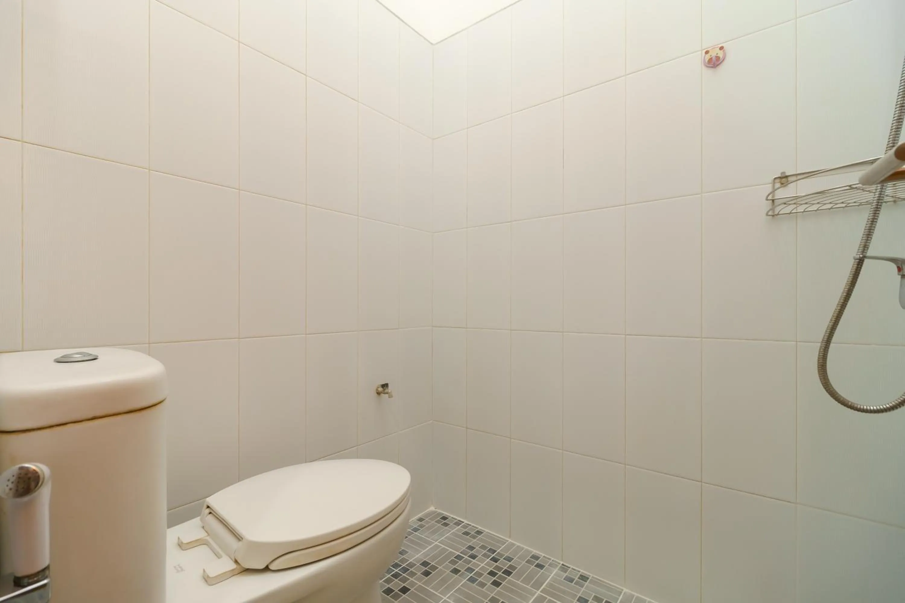 Bathroom in RedDoorz near Kejaksan Station Cirebon 2