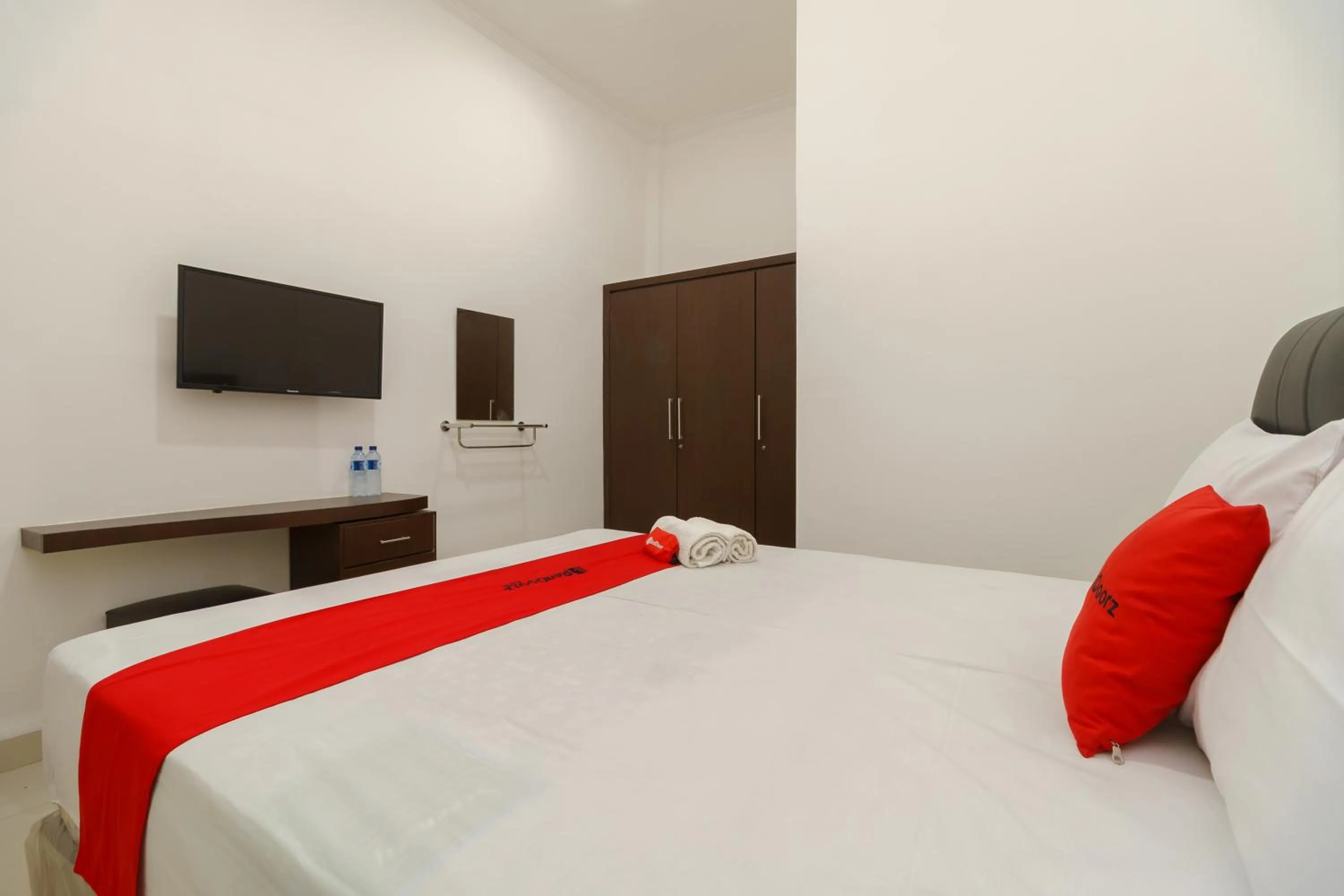 Bedroom, Bed in RedDoorz near Kejaksan Station Cirebon 2