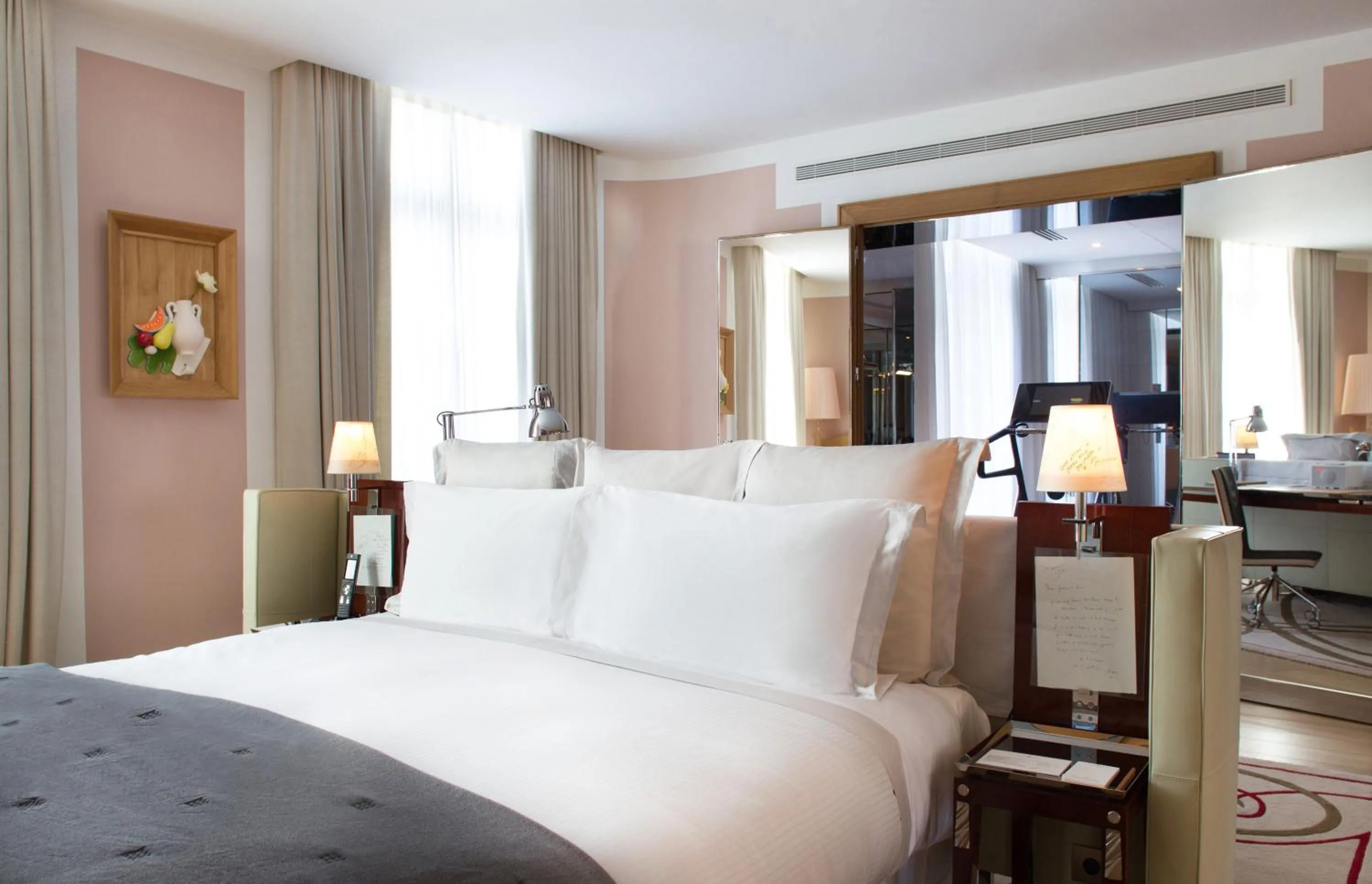 Bedroom, Bed in Hôtel Le Royal Monceau Raffles Paris