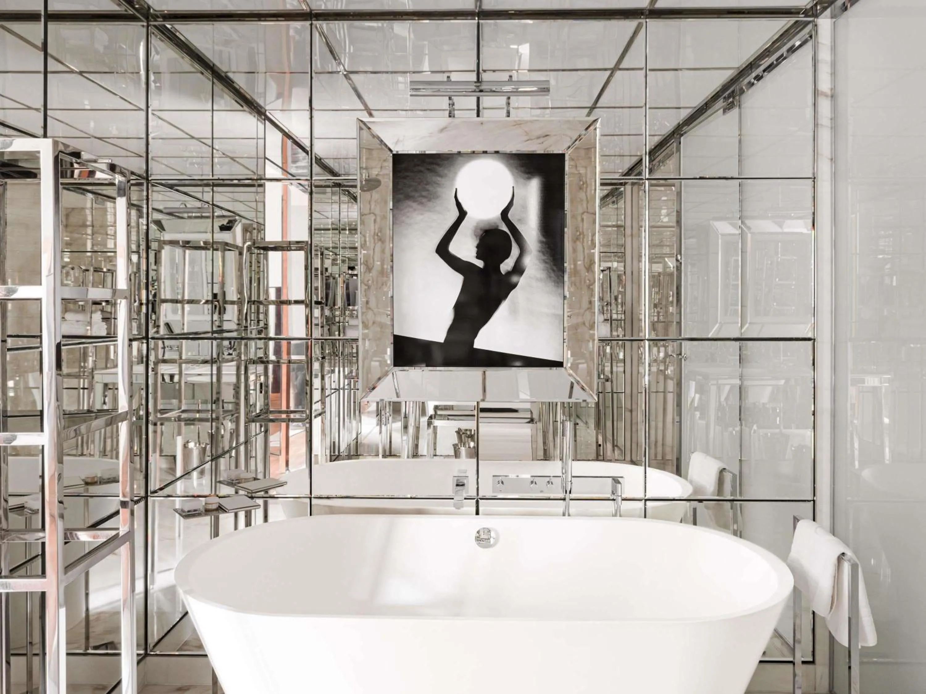 Bedroom in Hôtel Le Royal Monceau Raffles Paris