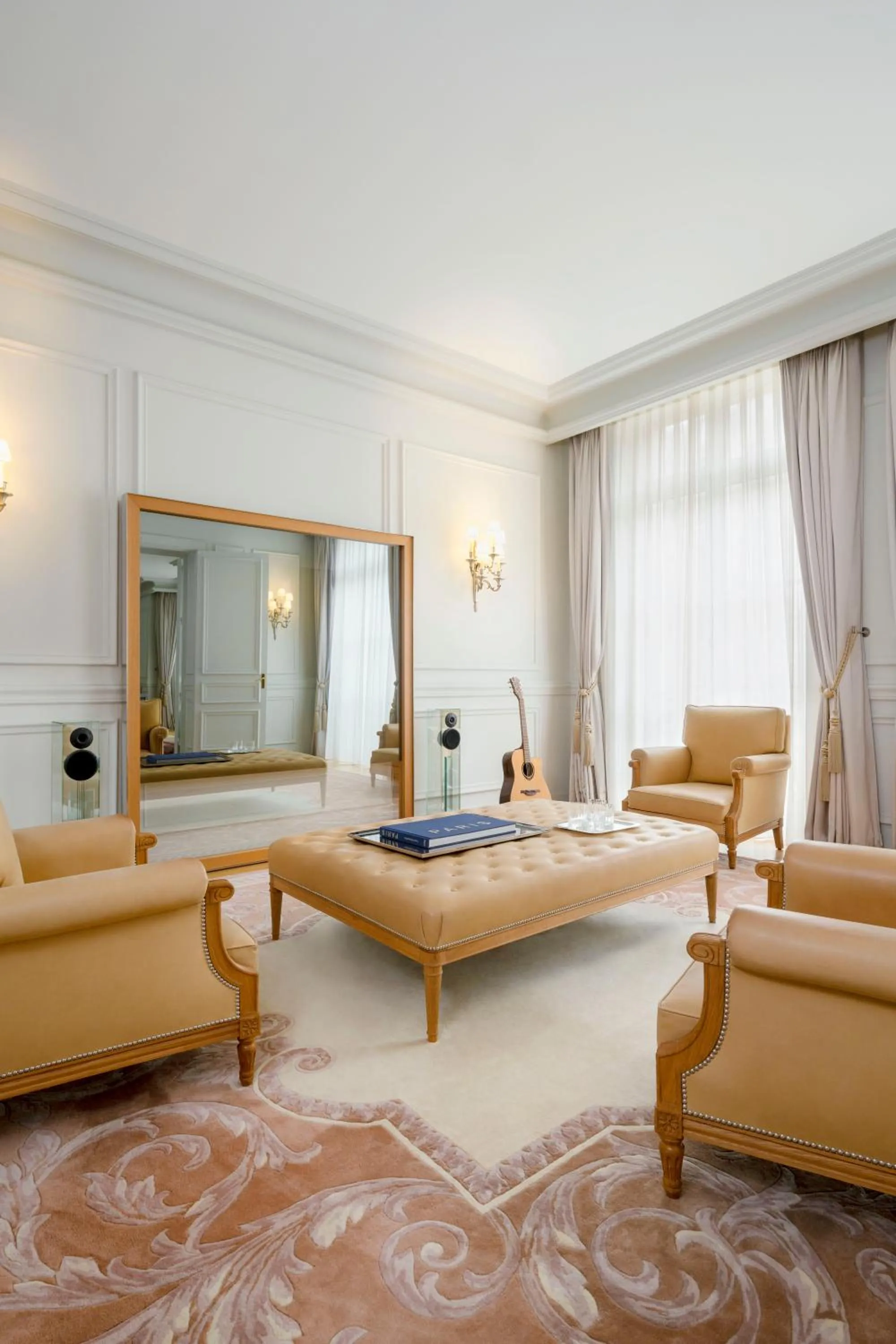 Living room in Hôtel Le Royal Monceau Raffles Paris