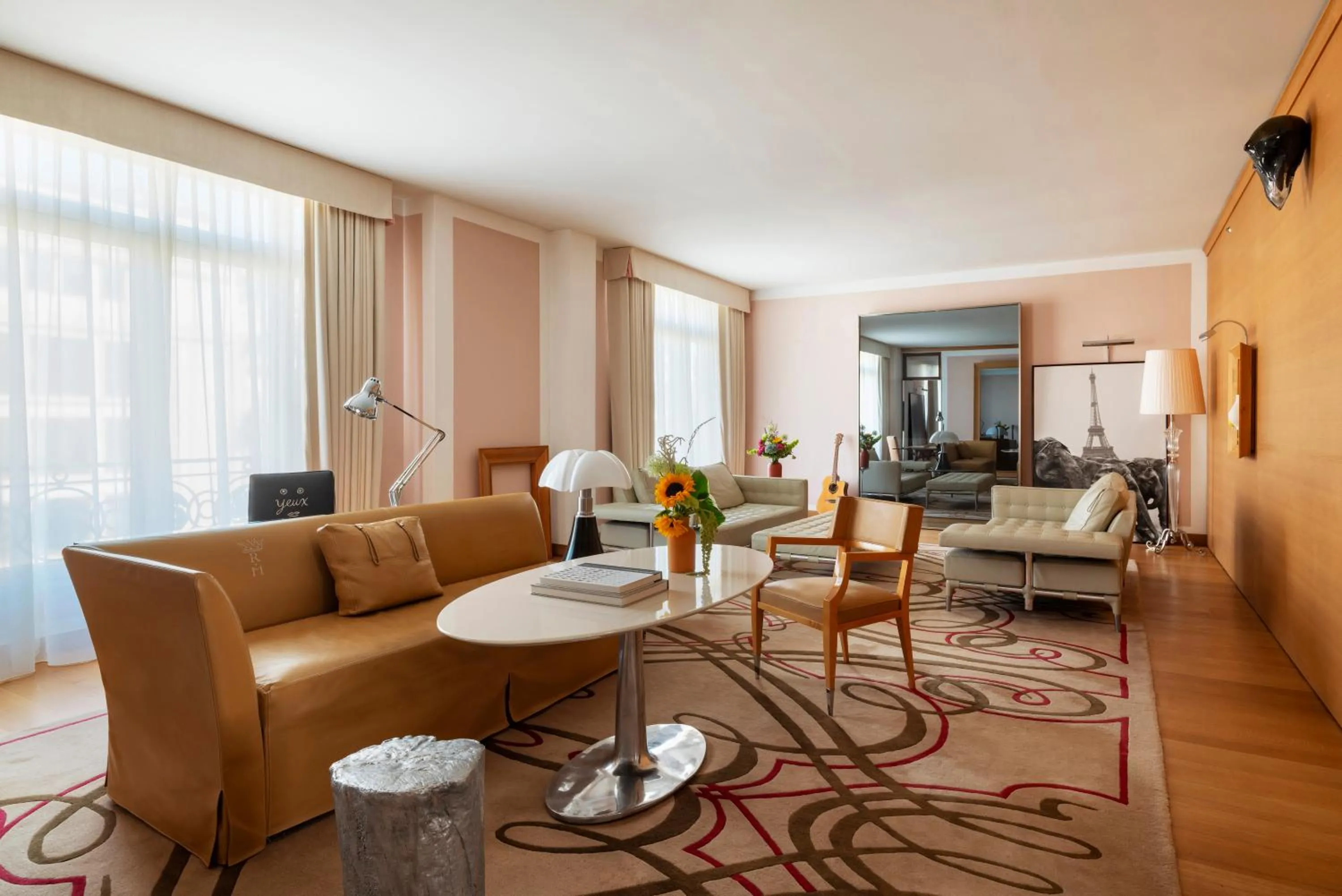 Seating area in Hôtel Le Royal Monceau Raffles Paris