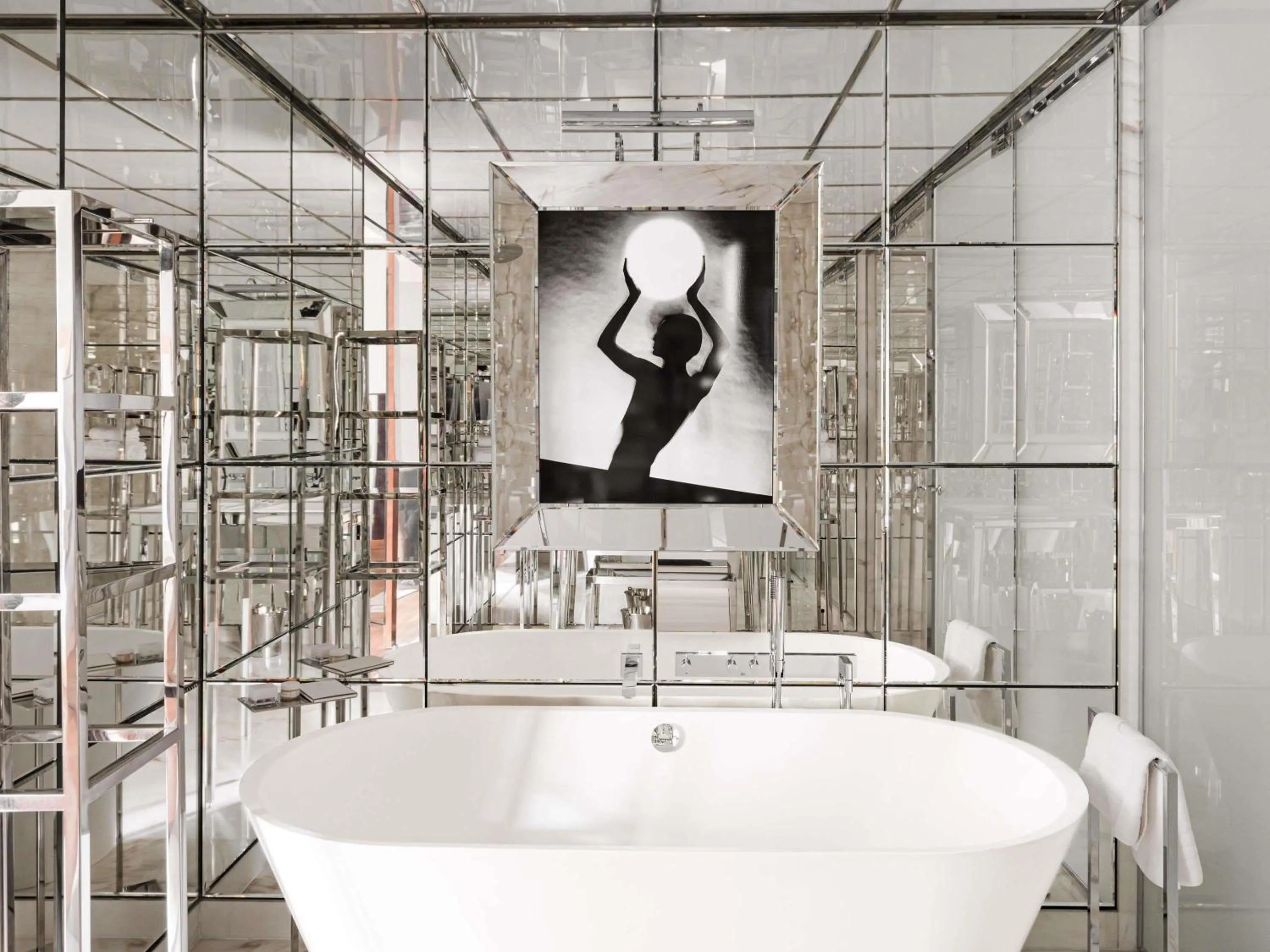 Bedroom in Hôtel Le Royal Monceau Raffles Paris