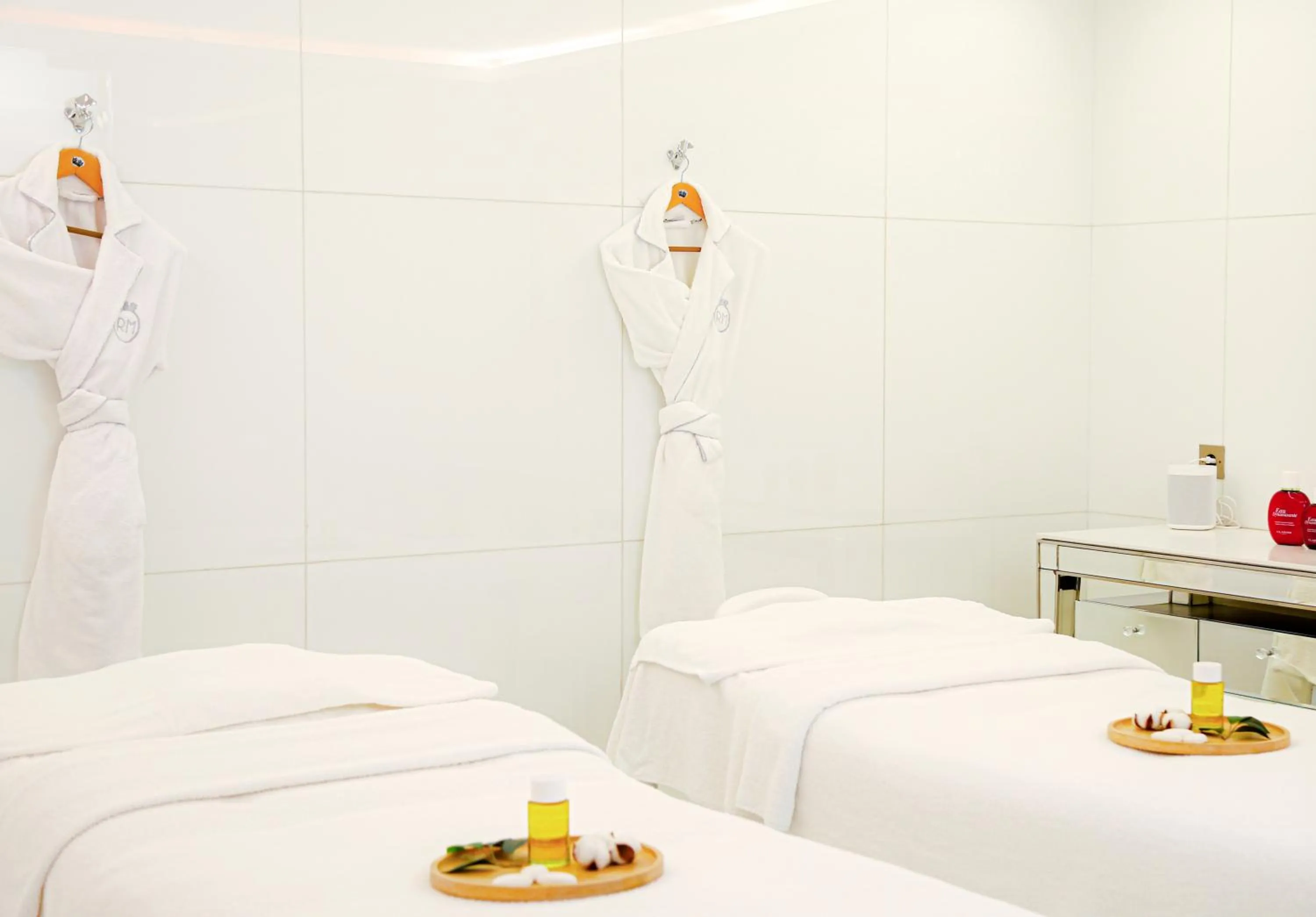 Spa and wellness centre/facilities, Bed in Hôtel Le Royal Monceau Raffles Paris