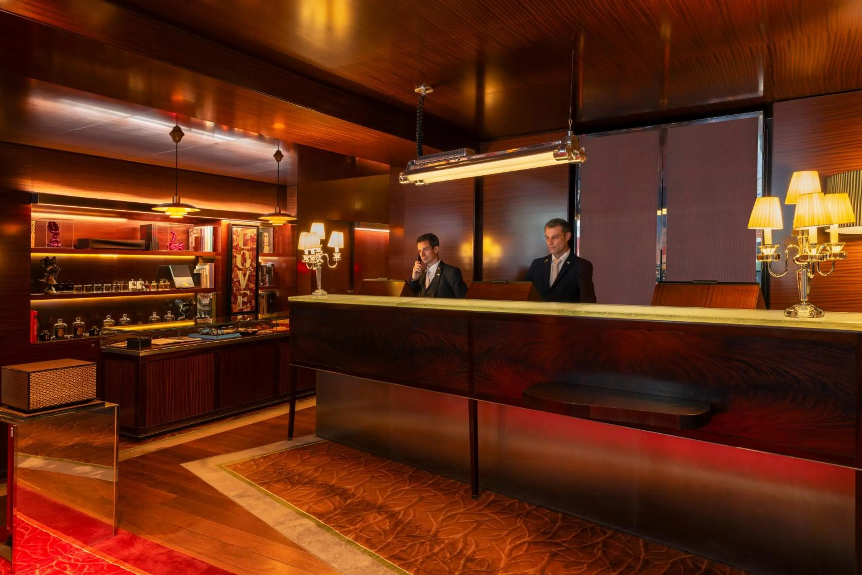 concierge in Hôtel Le Royal Monceau Raffles Paris