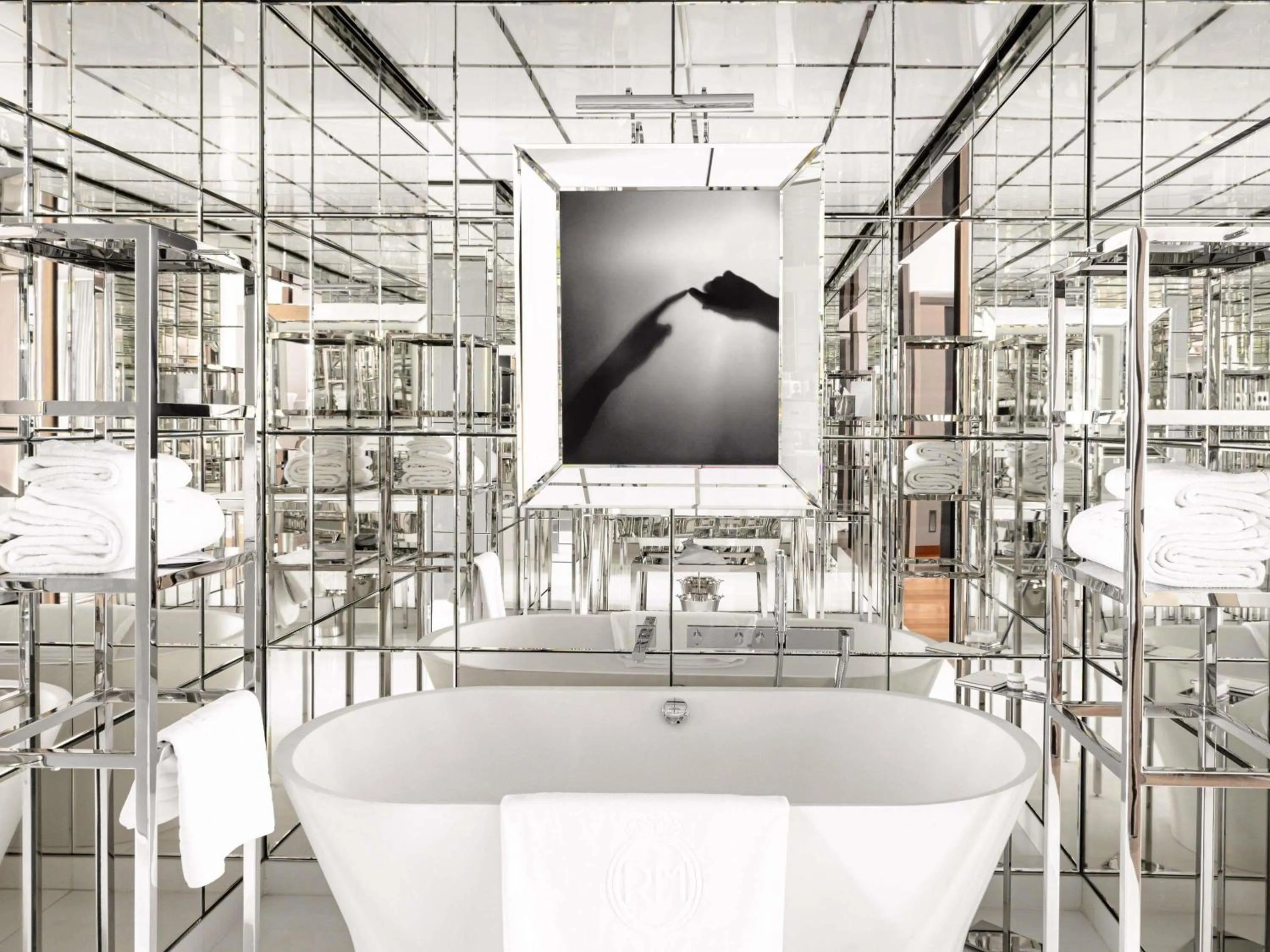 Bedroom in Hôtel Le Royal Monceau Raffles Paris