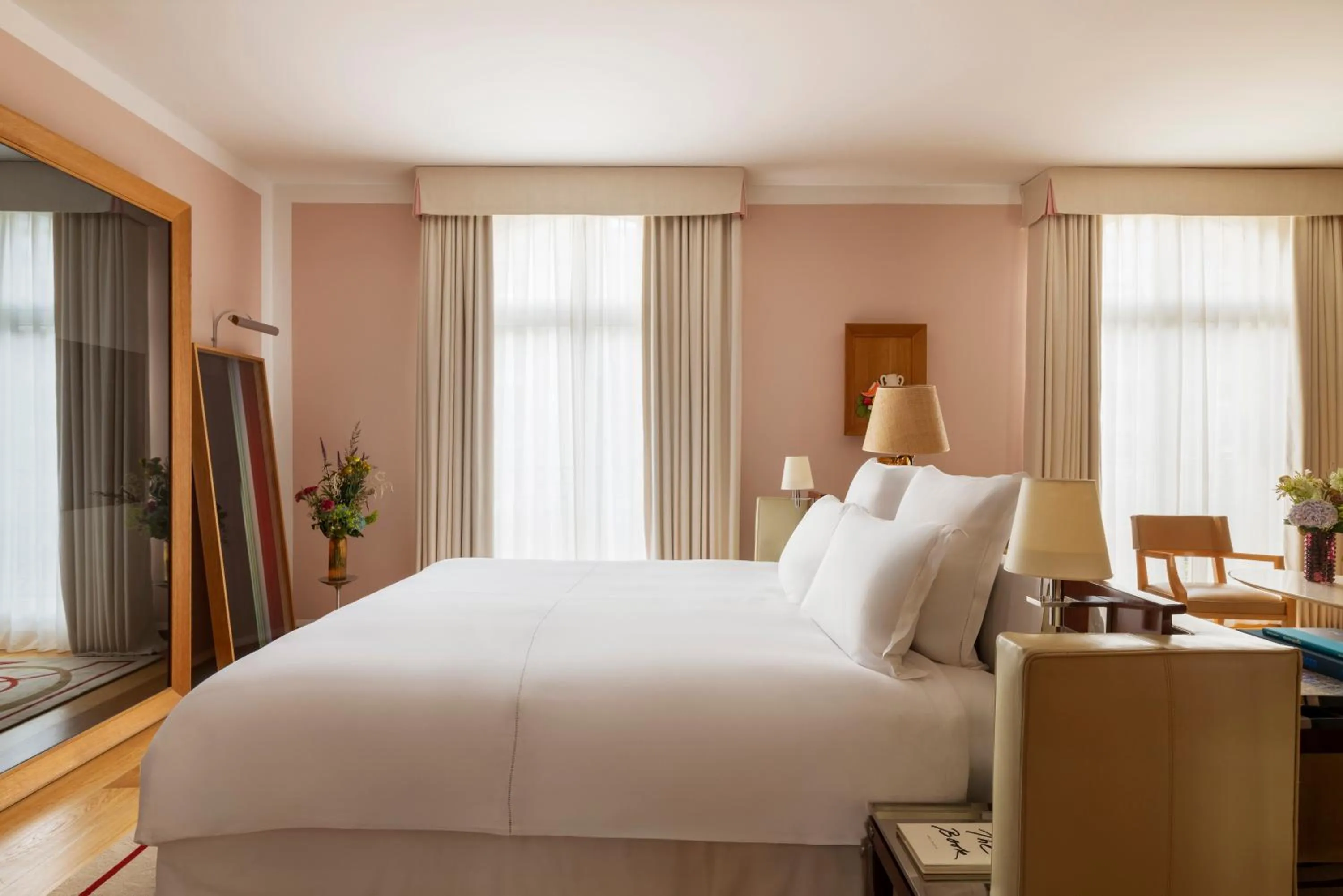 Bedroom, Bed in Hôtel Le Royal Monceau Raffles Paris