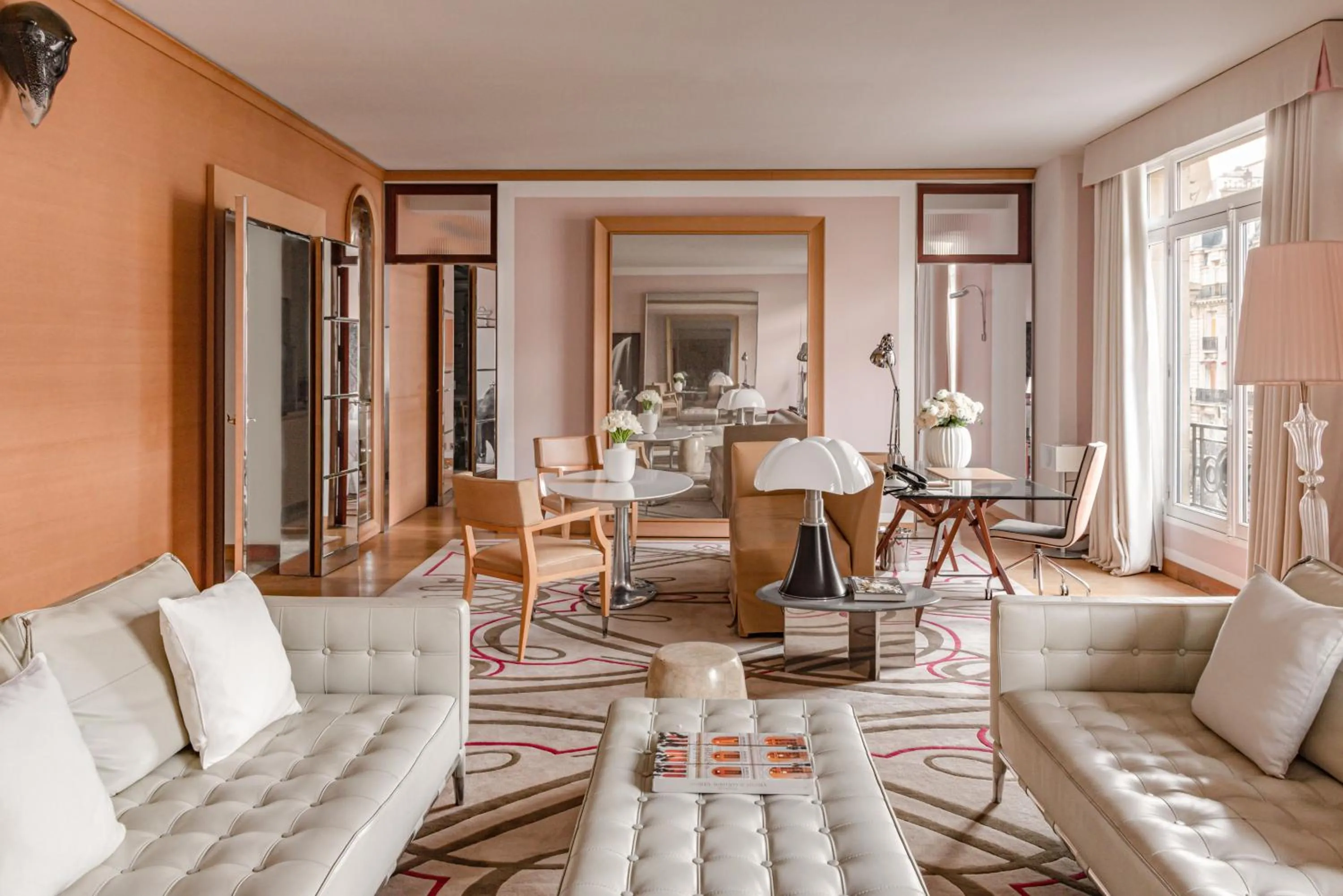 Living room in Hôtel Le Royal Monceau Raffles Paris