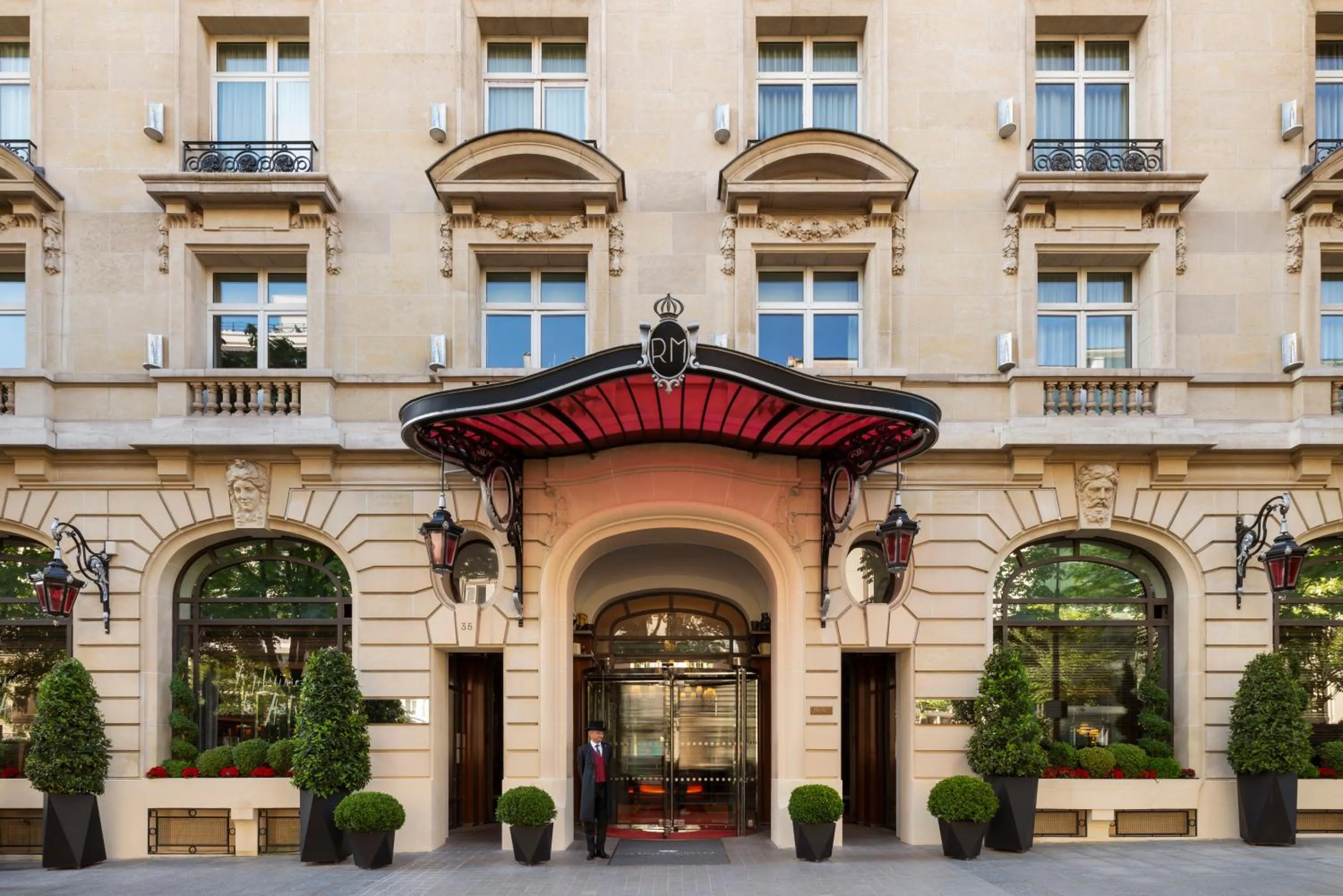 Facade/entrance in Hôtel Le Royal Monceau Raffles Paris
