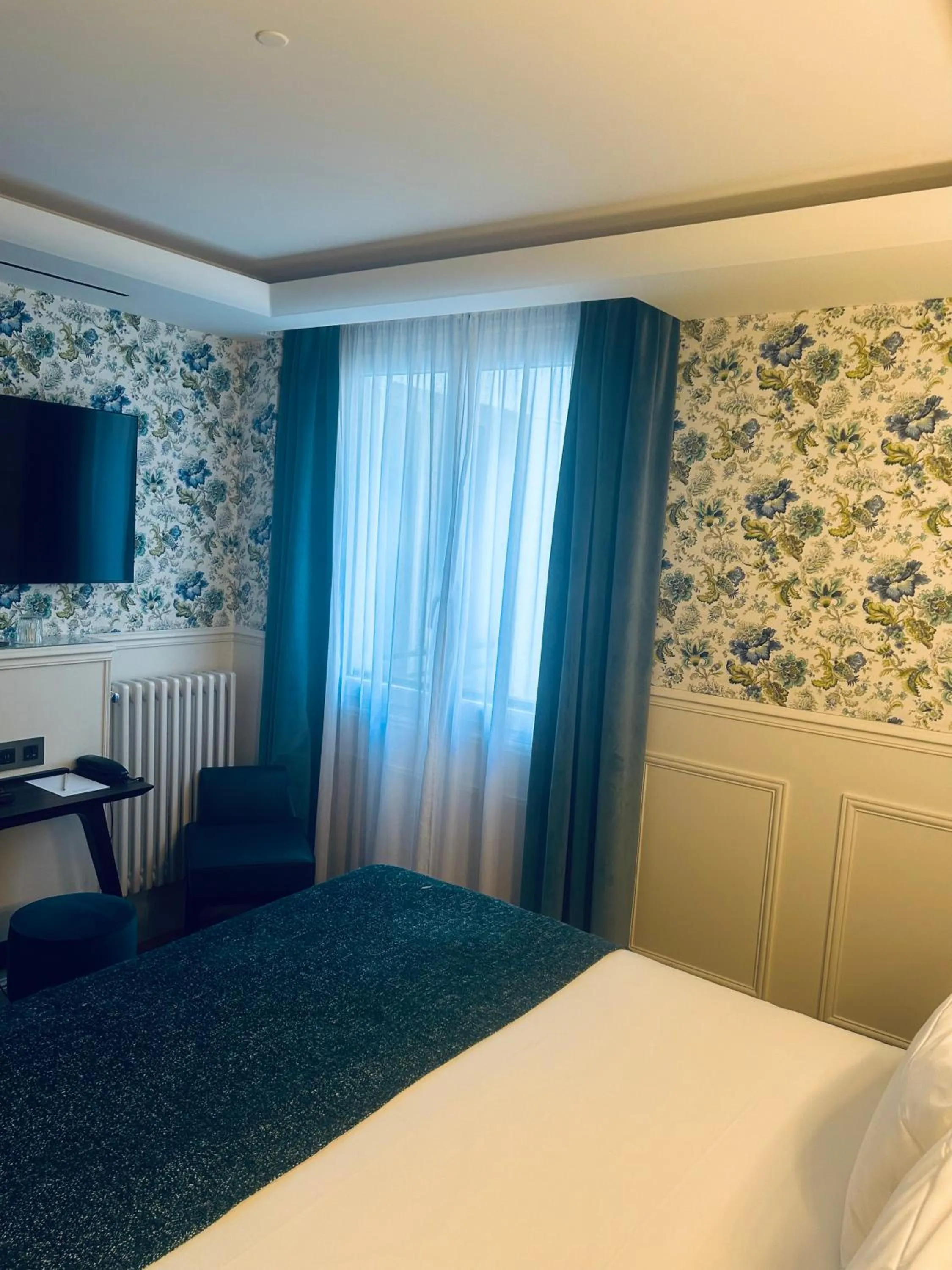 Photo of the whole room, Bed in Hotel Cambon