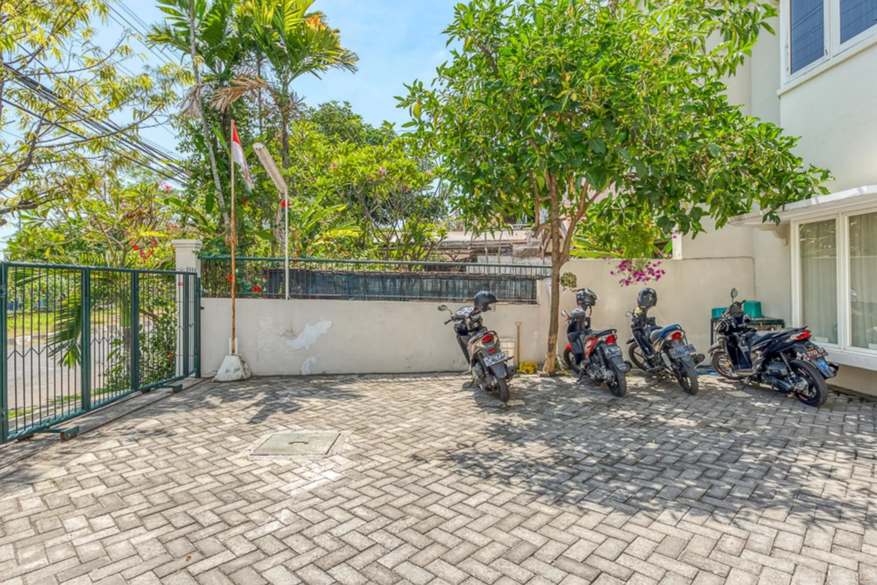 Facade/entrance in RedDoorz near UNTAG Surabaya