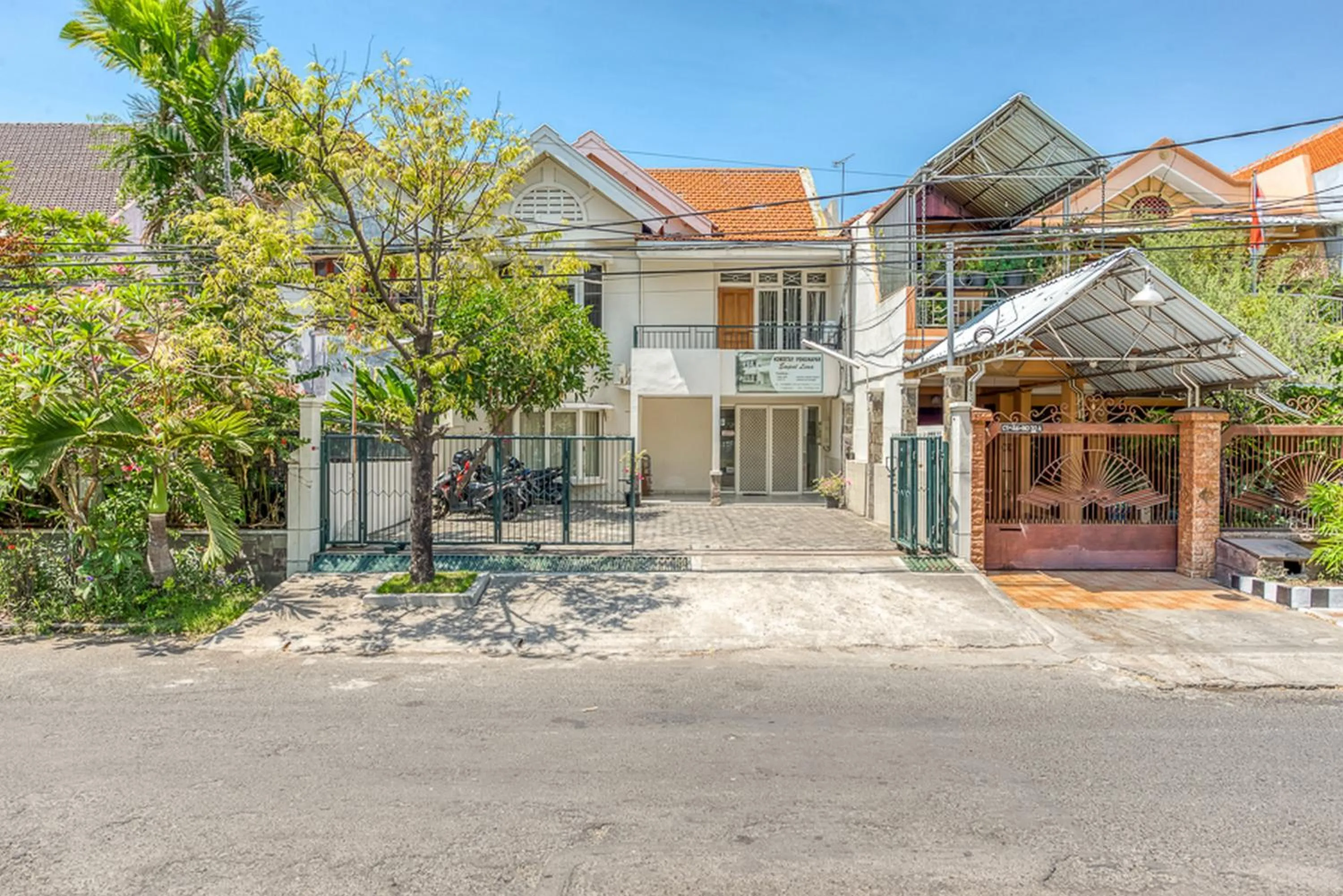 Property building in RedDoorz near UNTAG Surabaya