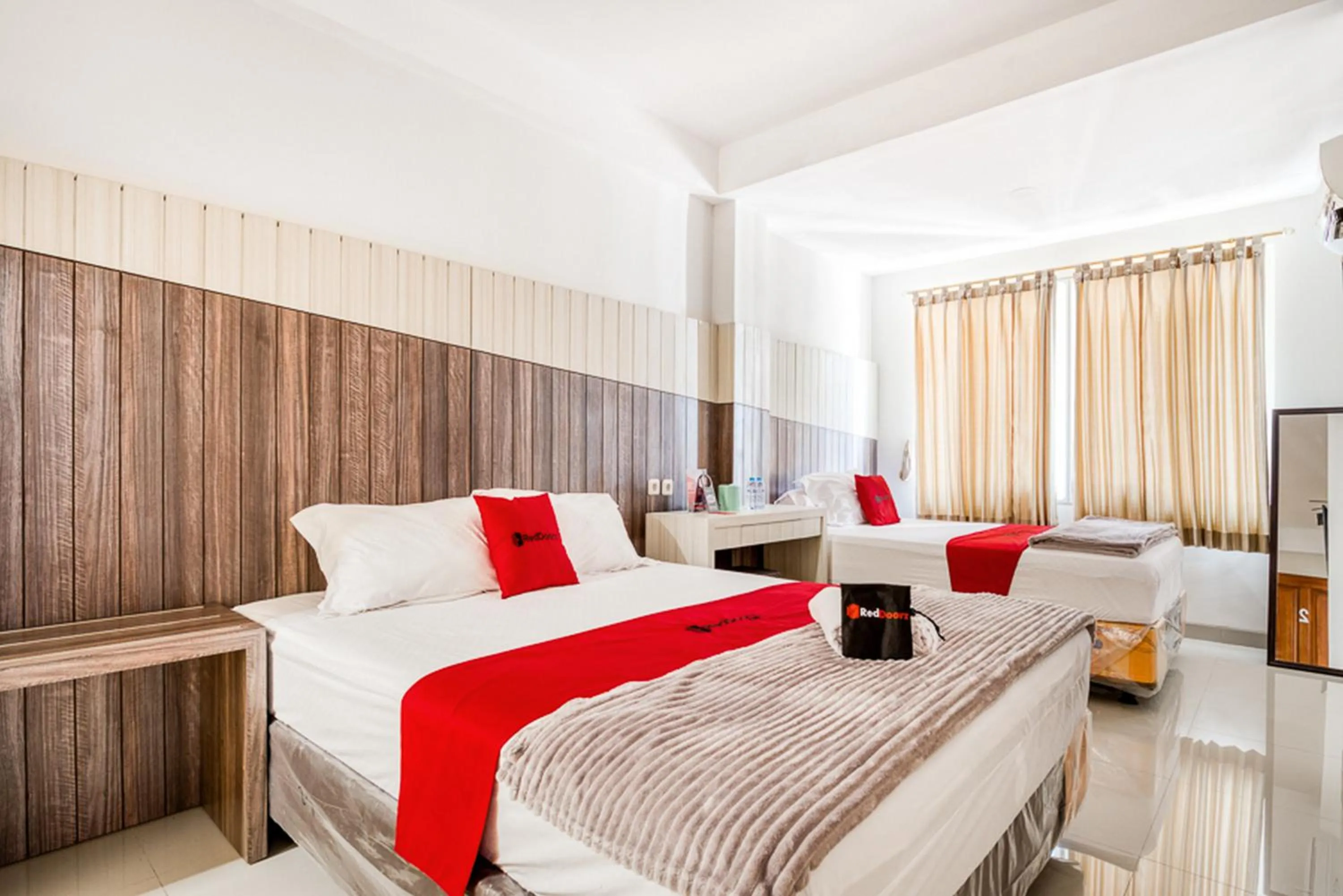 Bedroom, Bed in RedDoorz near UNTAG Surabaya