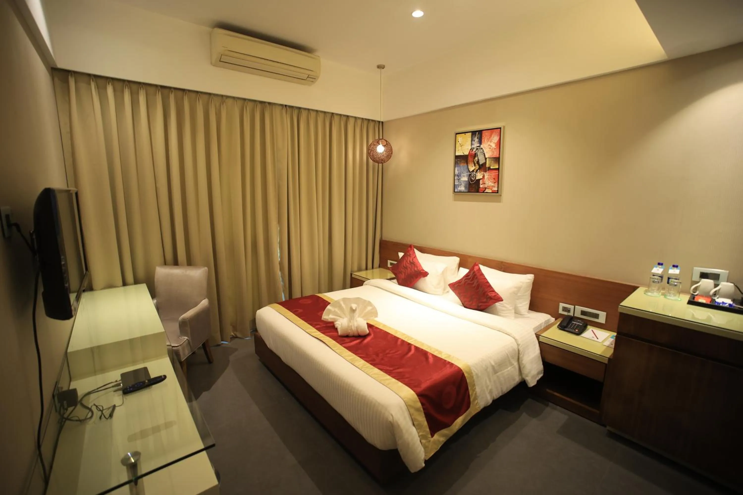 Photo of the whole room, Bed in The Byke Delotel