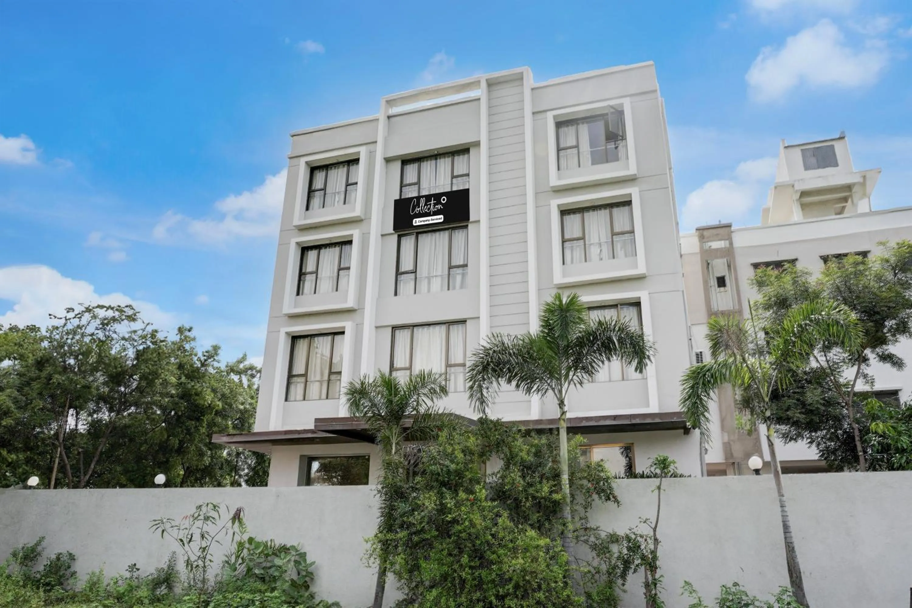 Facade/entrance in Super Collection O Shirdi