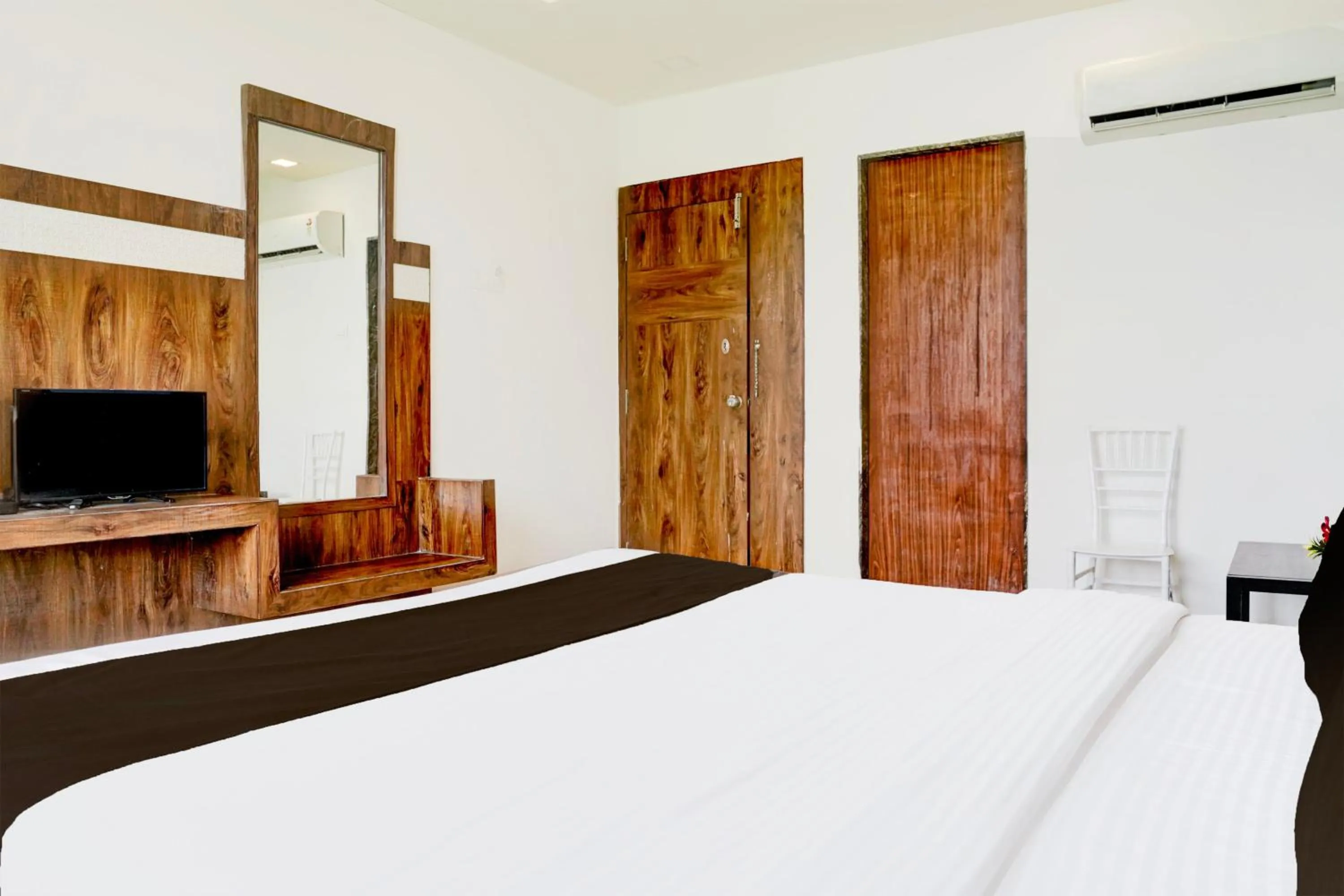 Bedroom, Bed in Super Collection O Shirdi