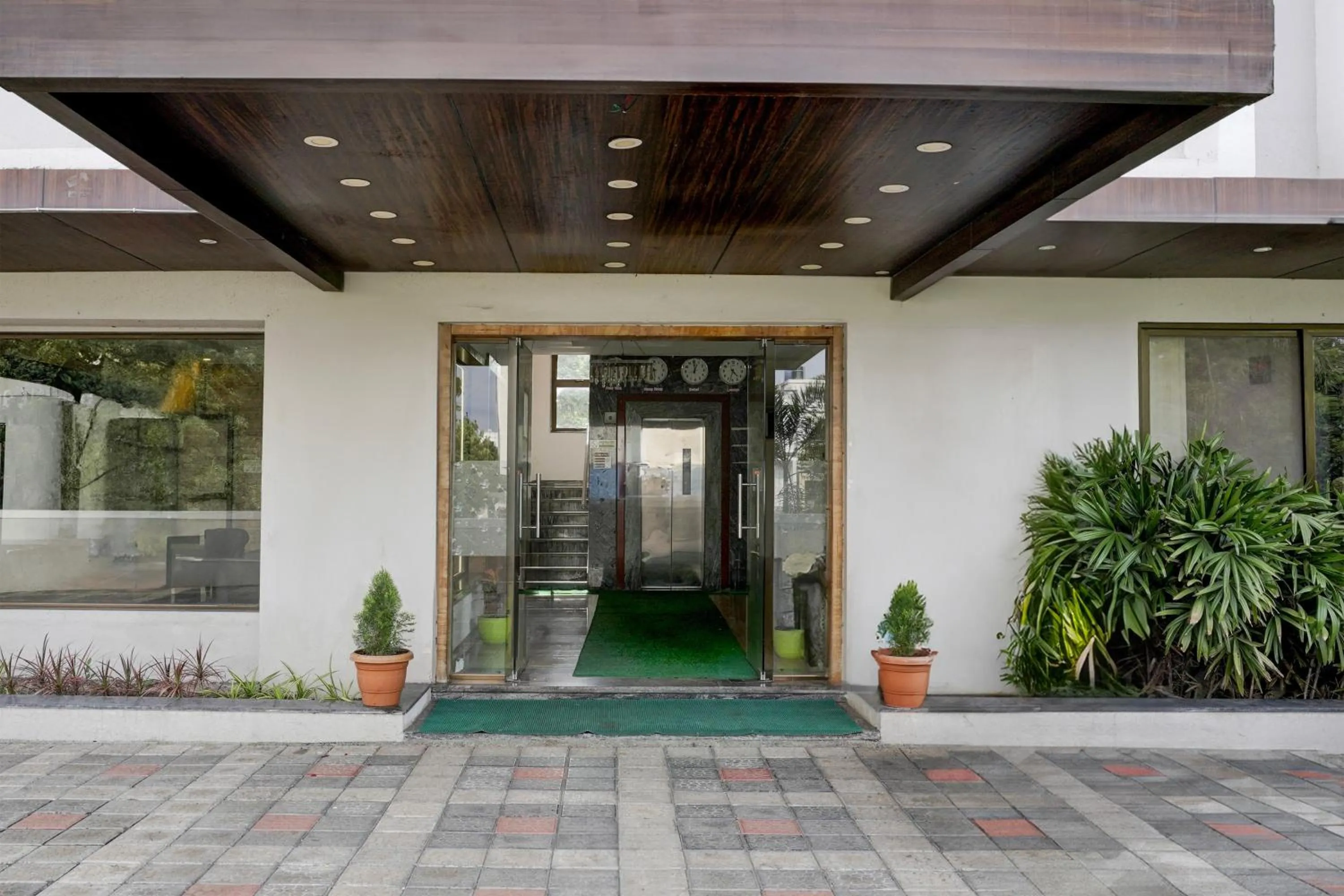 Facade/entrance in Super Collection O Shirdi