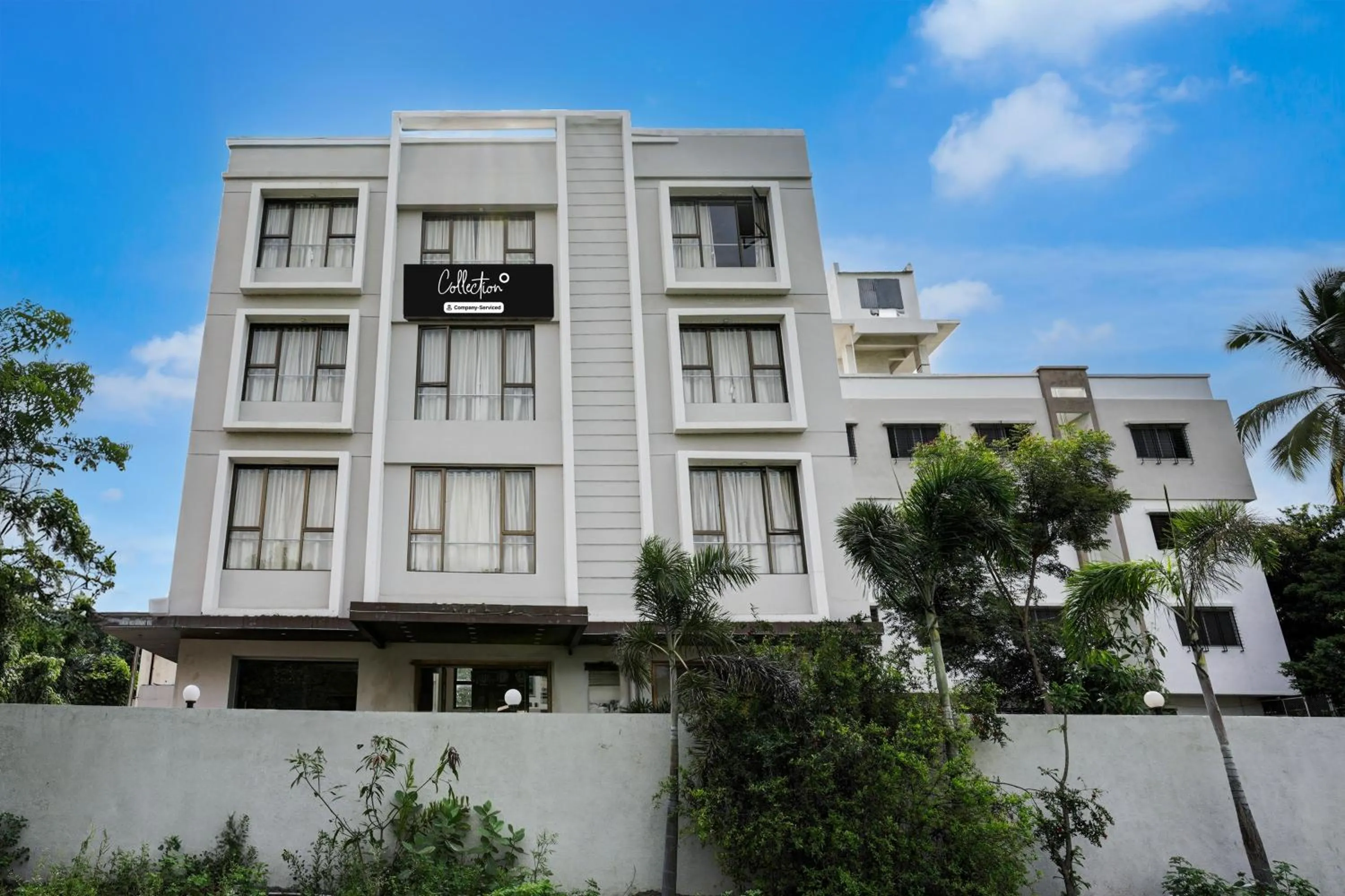 Facade/entrance in Super Collection O Shirdi