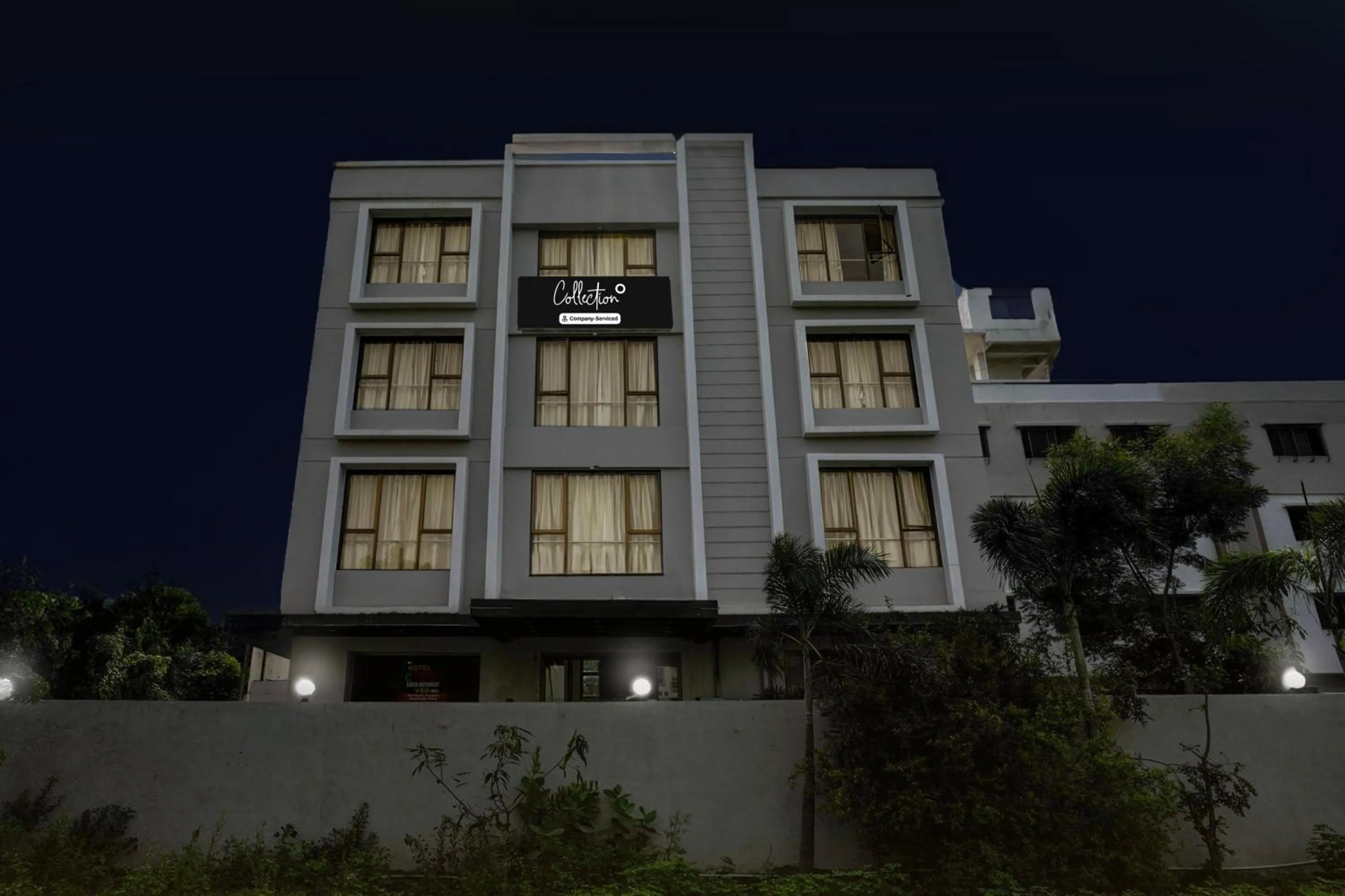 Facade/entrance in Super Collection O Shirdi