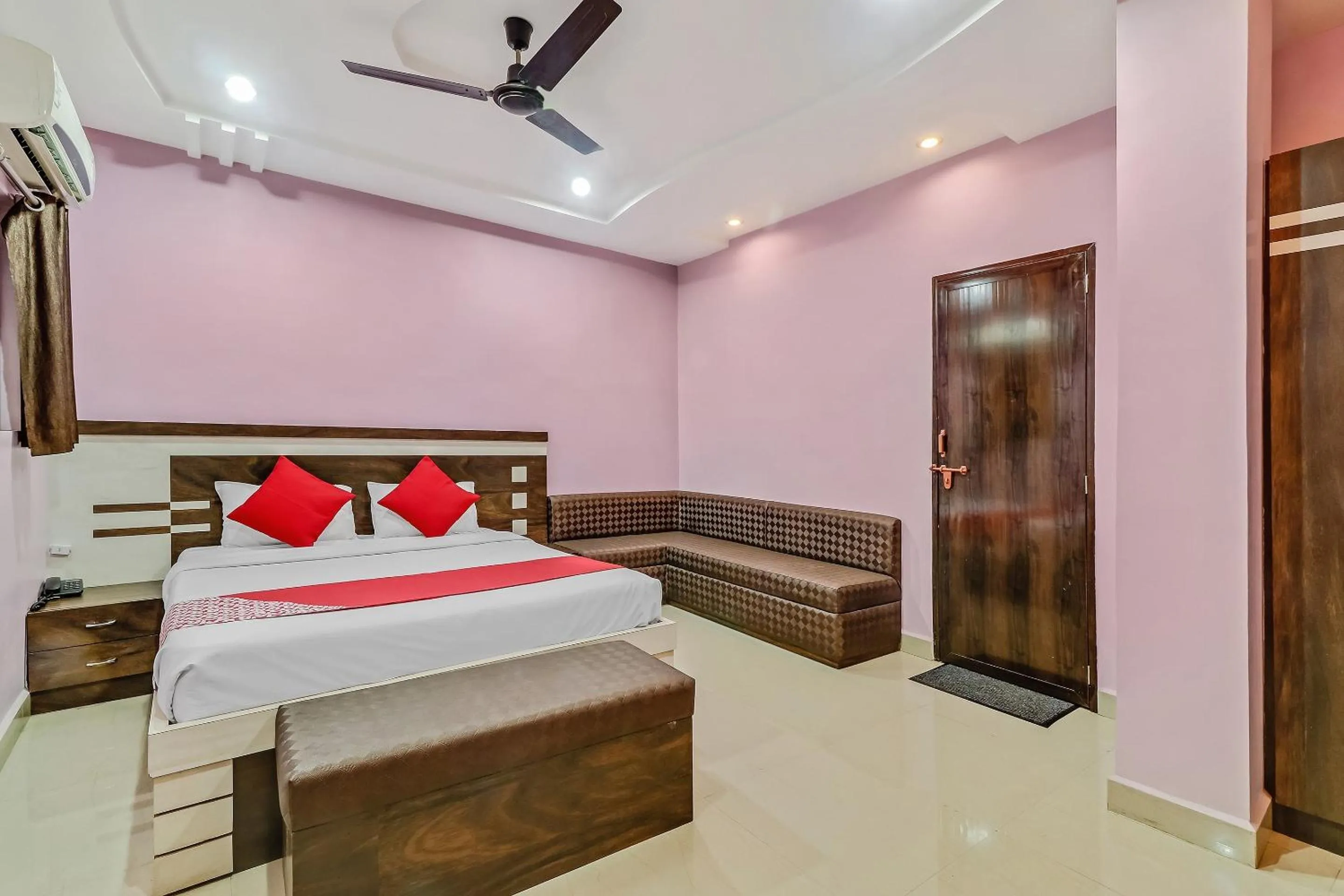 Bedroom, Bed in Hotel O Royal