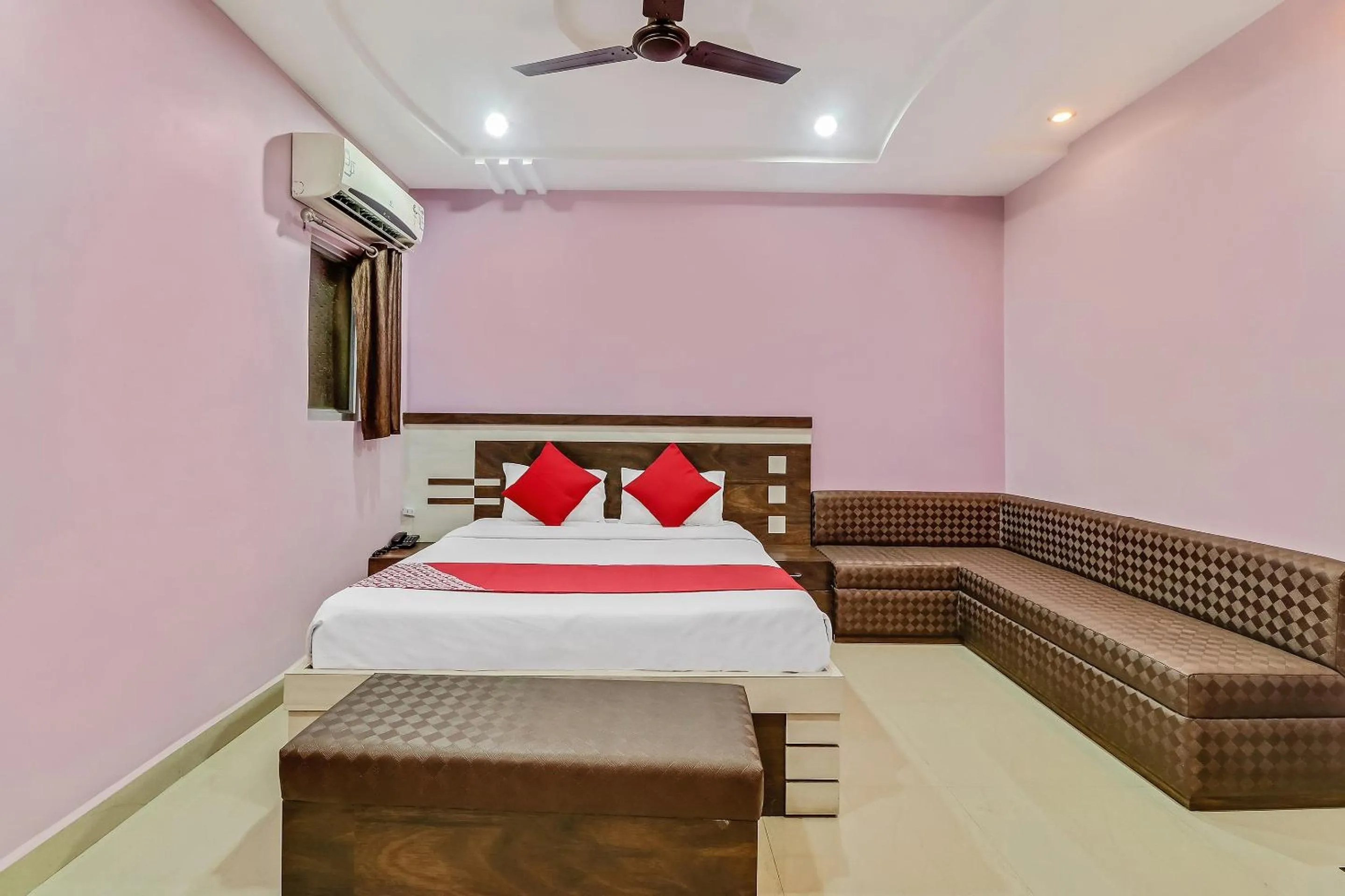 Bedroom, Bed in Hotel O Royal