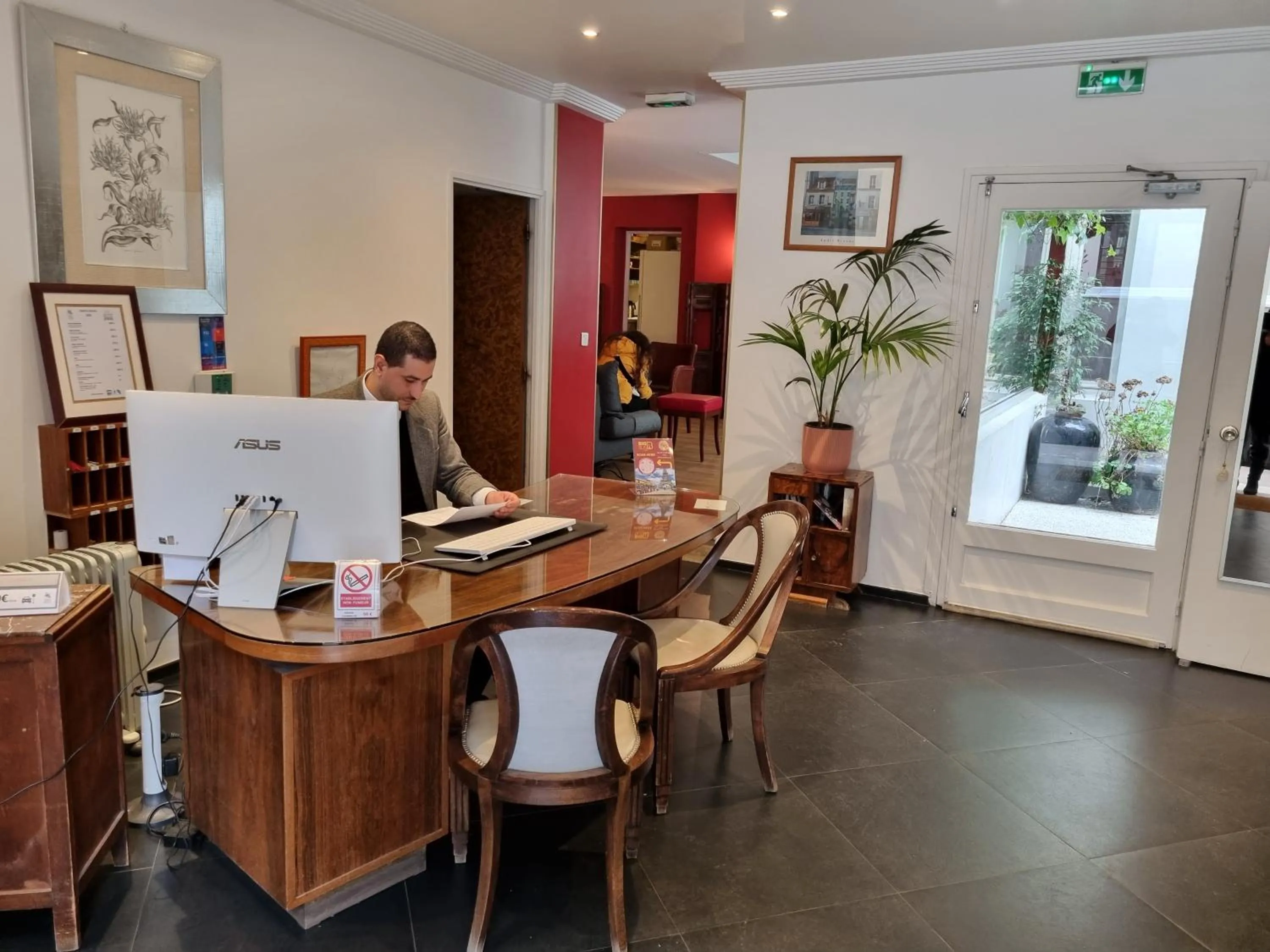 People in Hôtel France Eiffel