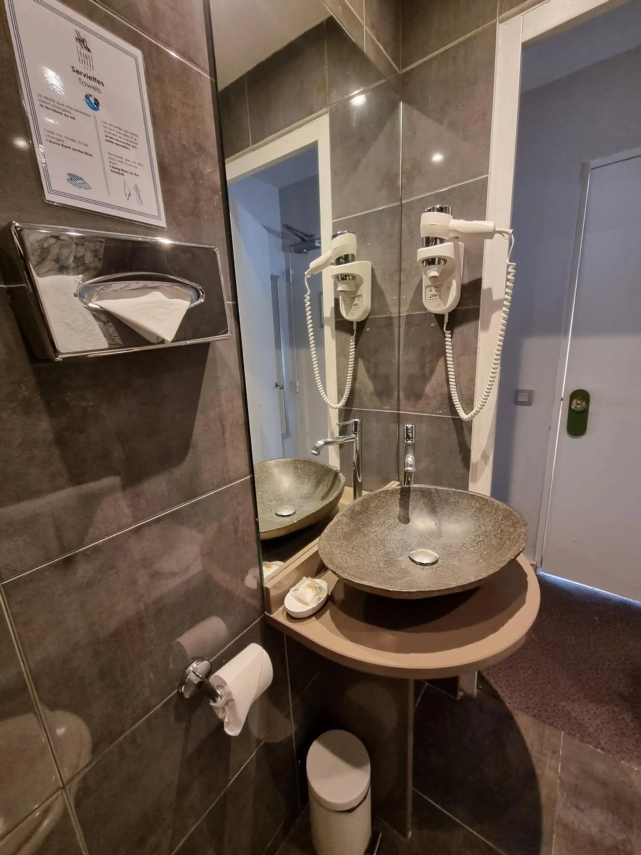 Bathroom in Hôtel France Eiffel