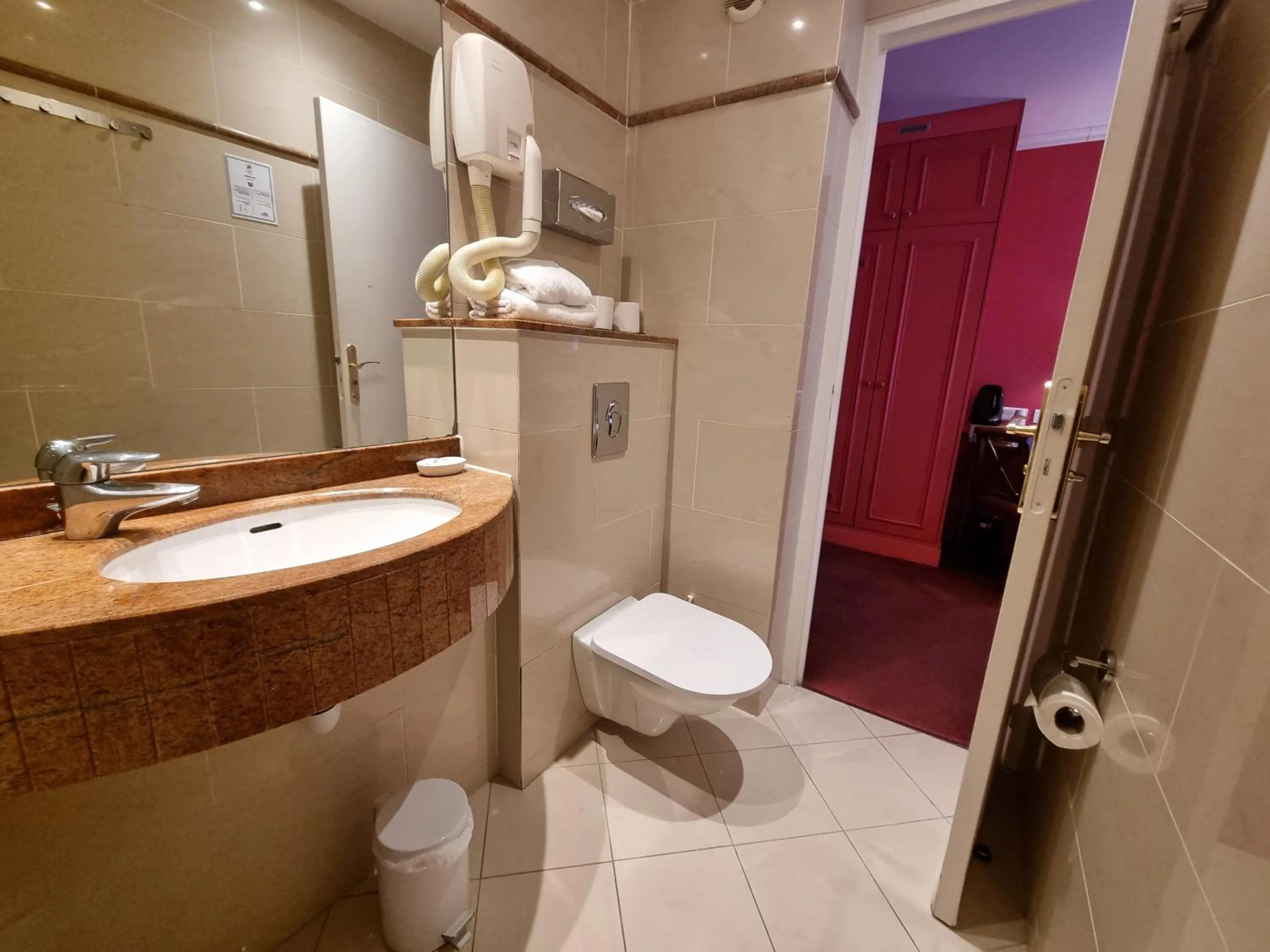 Toilet in Hôtel France Eiffel