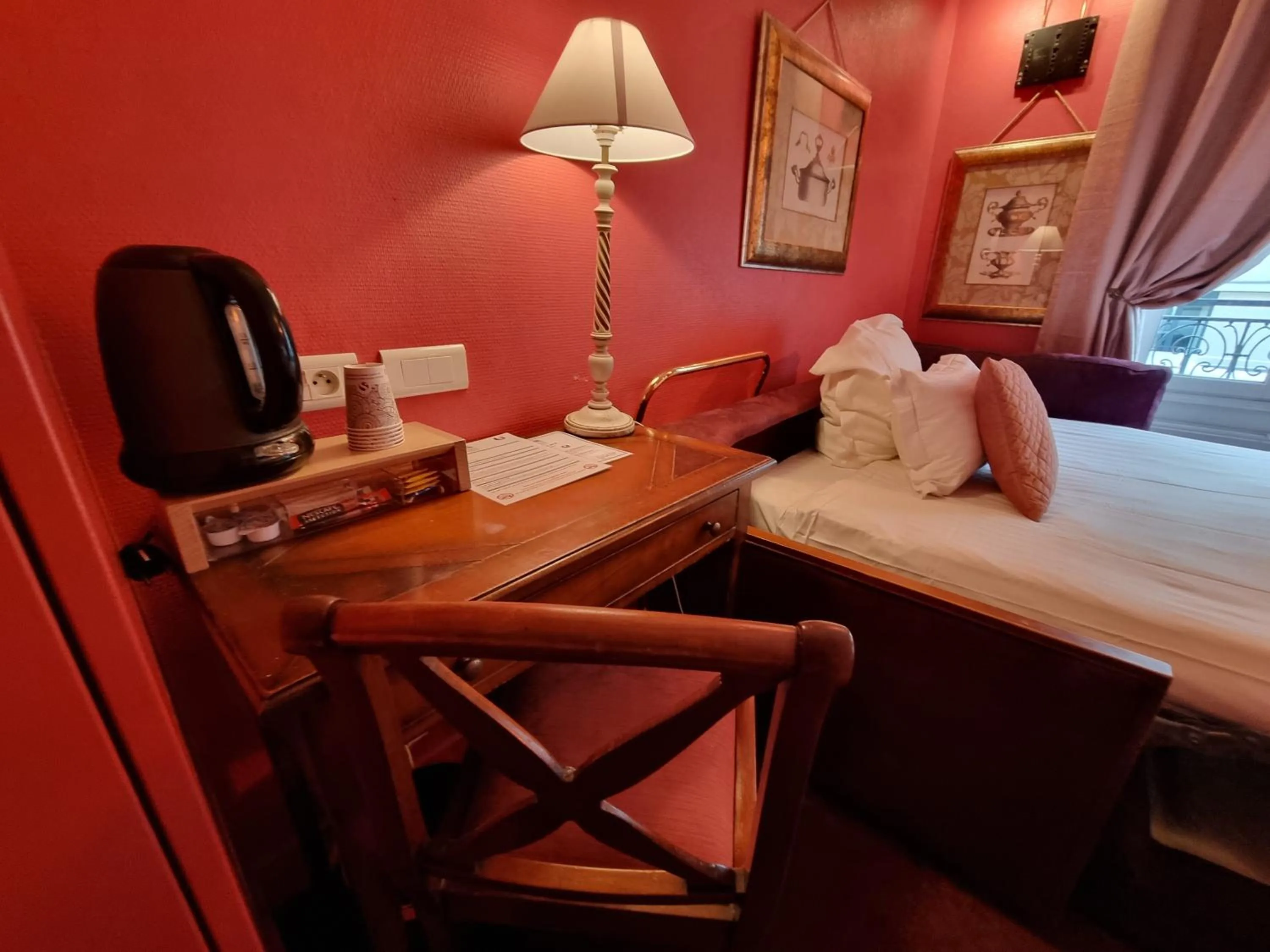 Bedroom, Bed in Hôtel France Eiffel