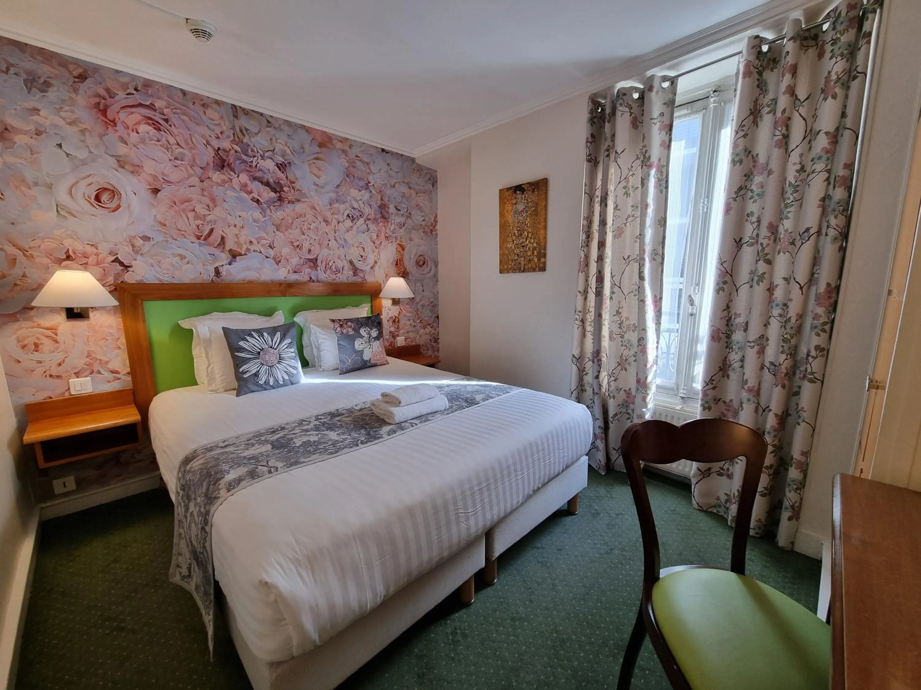 Photo of the whole room, Bed in Hôtel France Eiffel