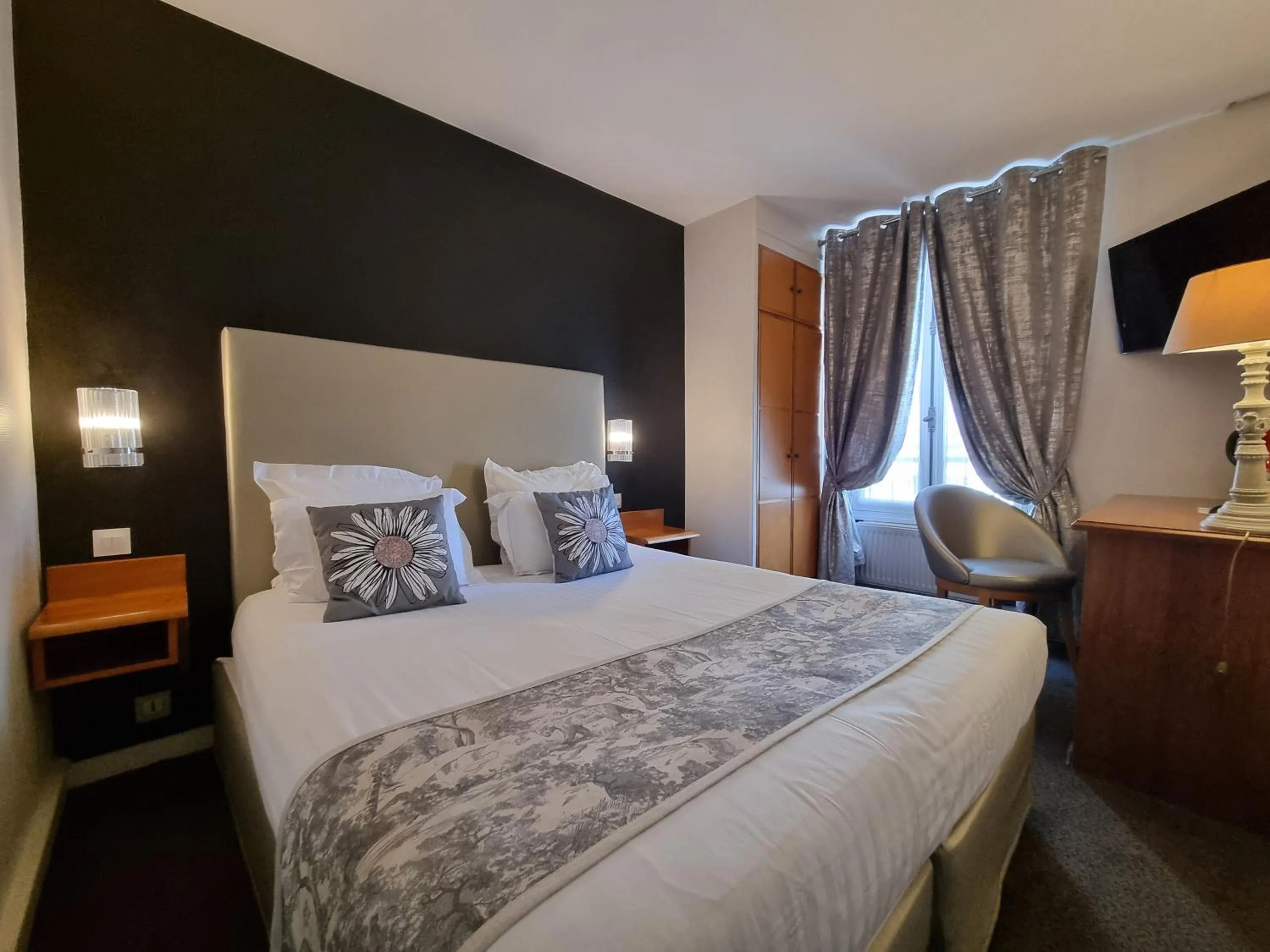 Bed in Hôtel France Eiffel