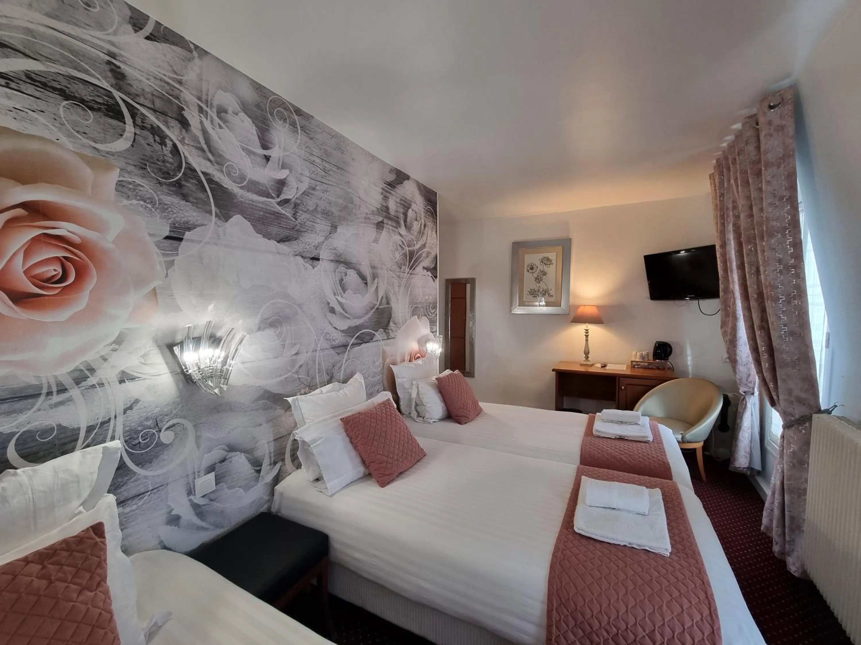 Bedroom, Bed in Hôtel France Eiffel