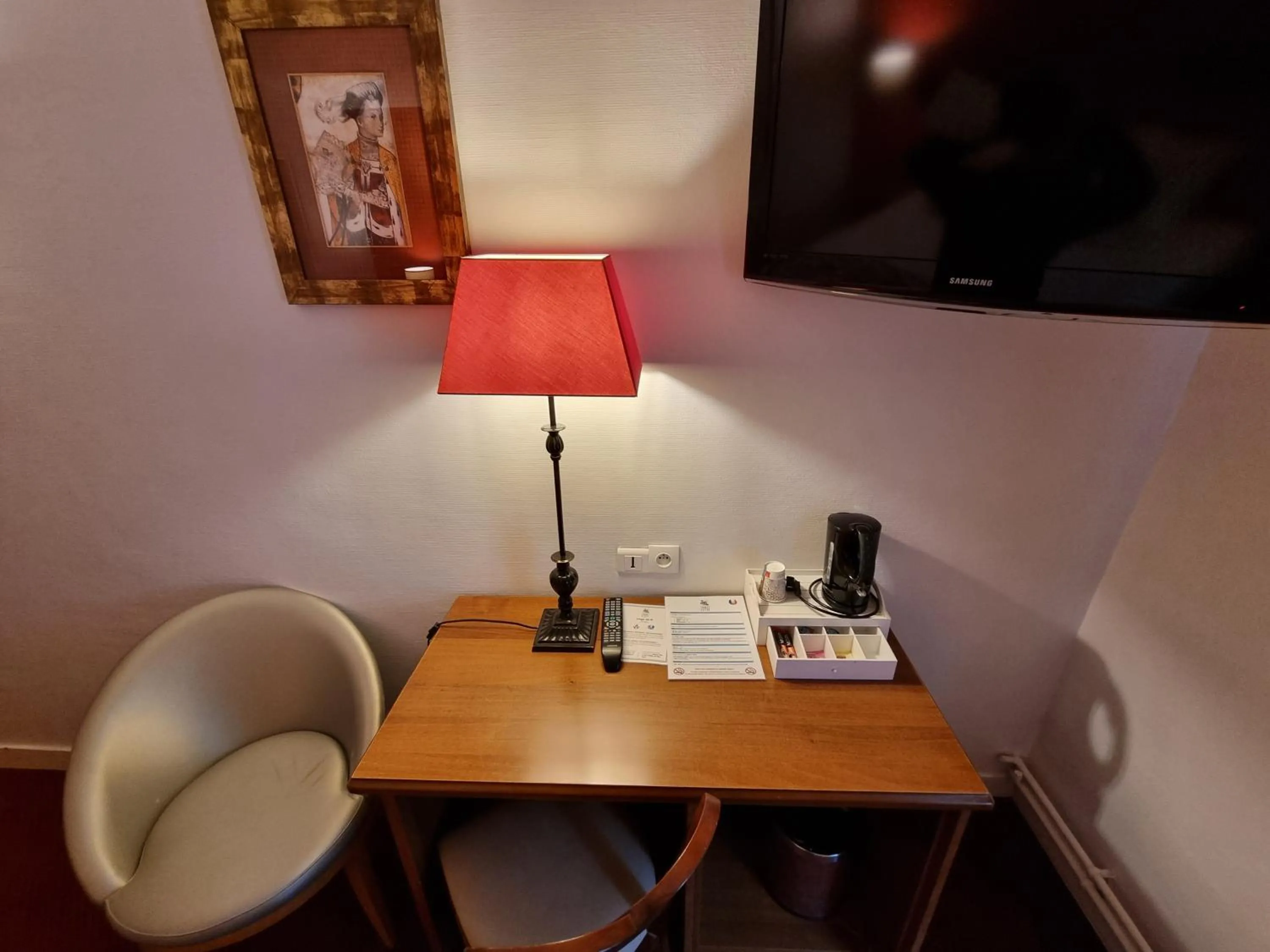 TV and multimedia in Hôtel France Eiffel