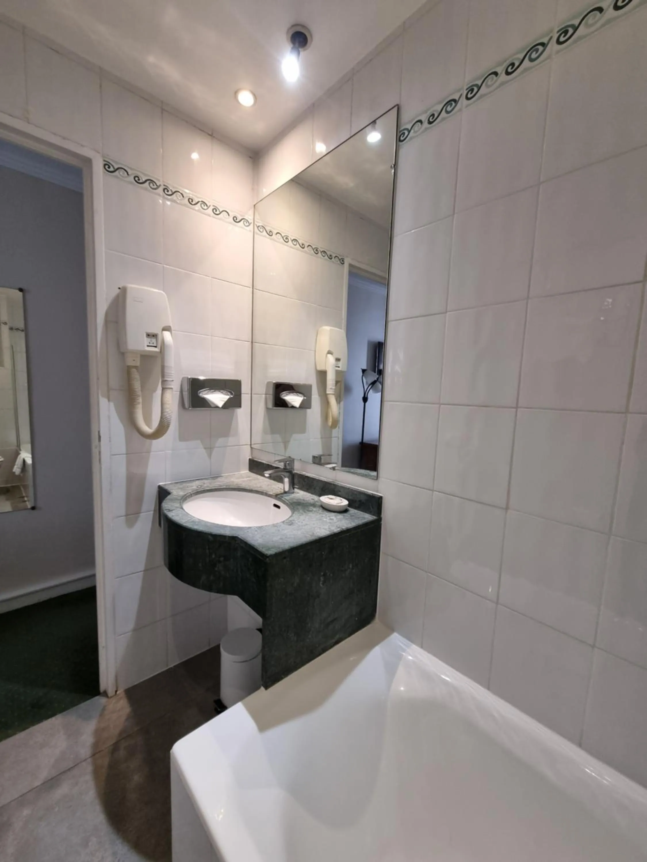 Bathroom in Hôtel France Eiffel