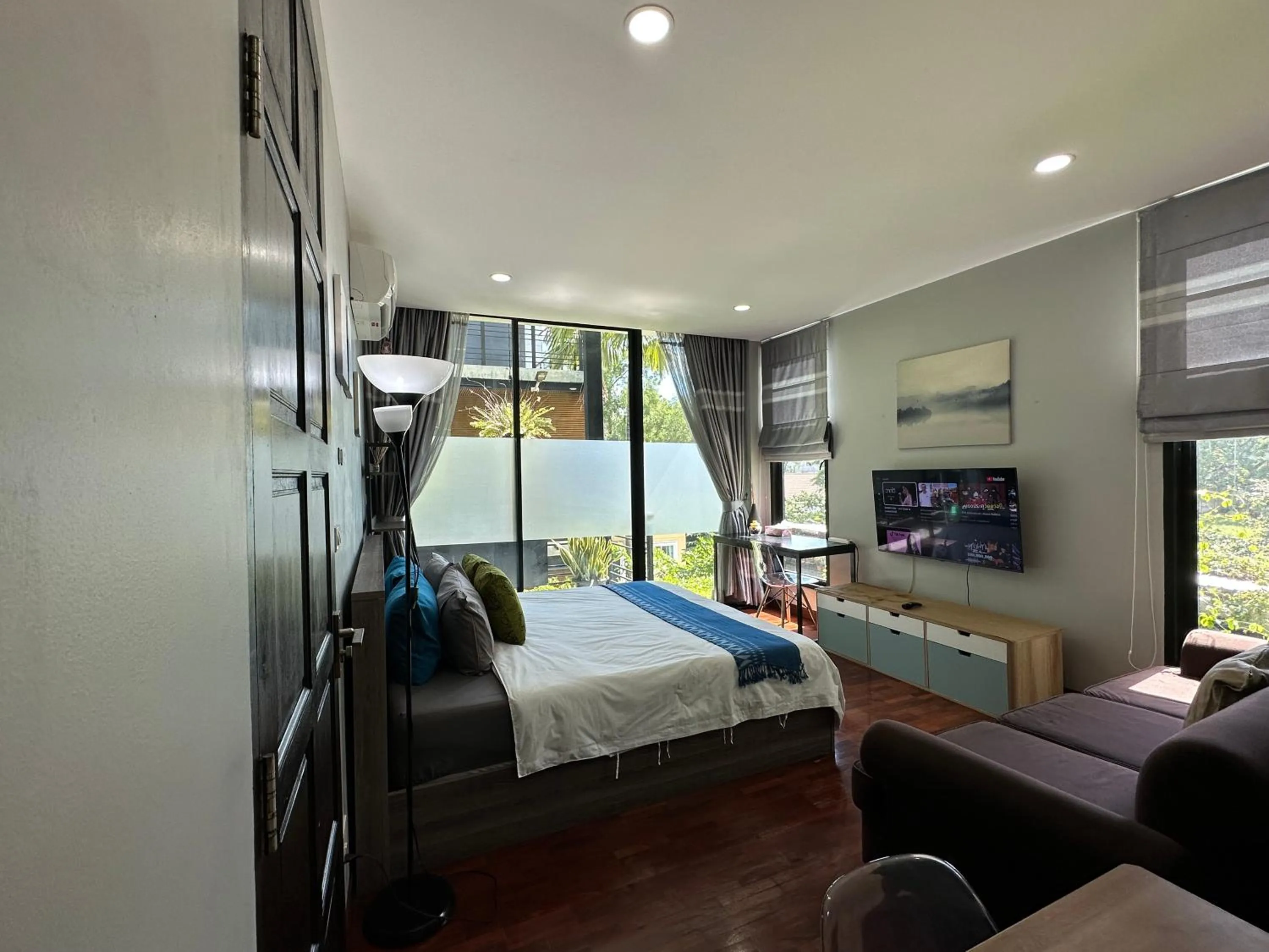 Communal lounge/ TV room, Bed in PomPom Home