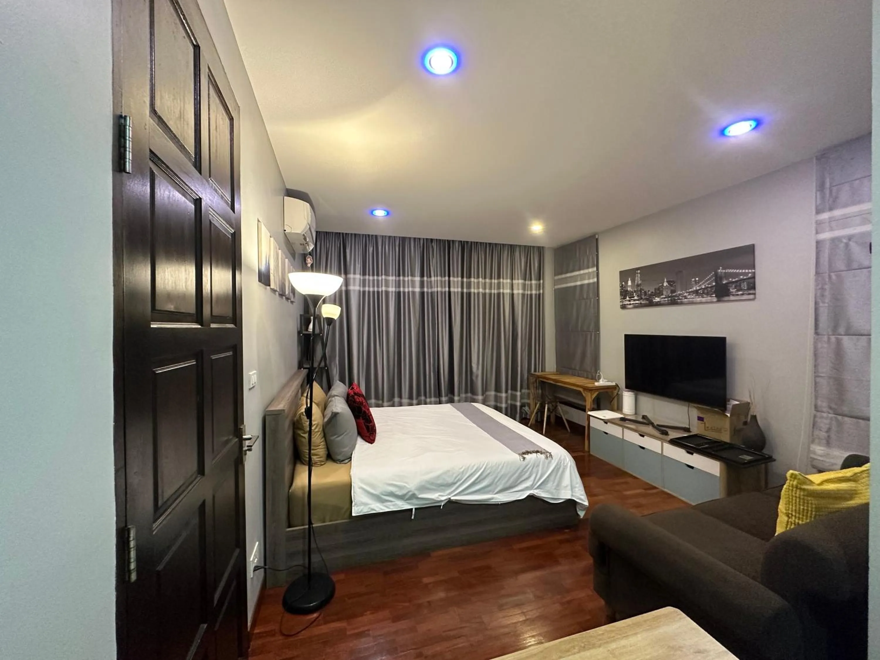 Communal lounge/ TV room, Bed in PomPom Home