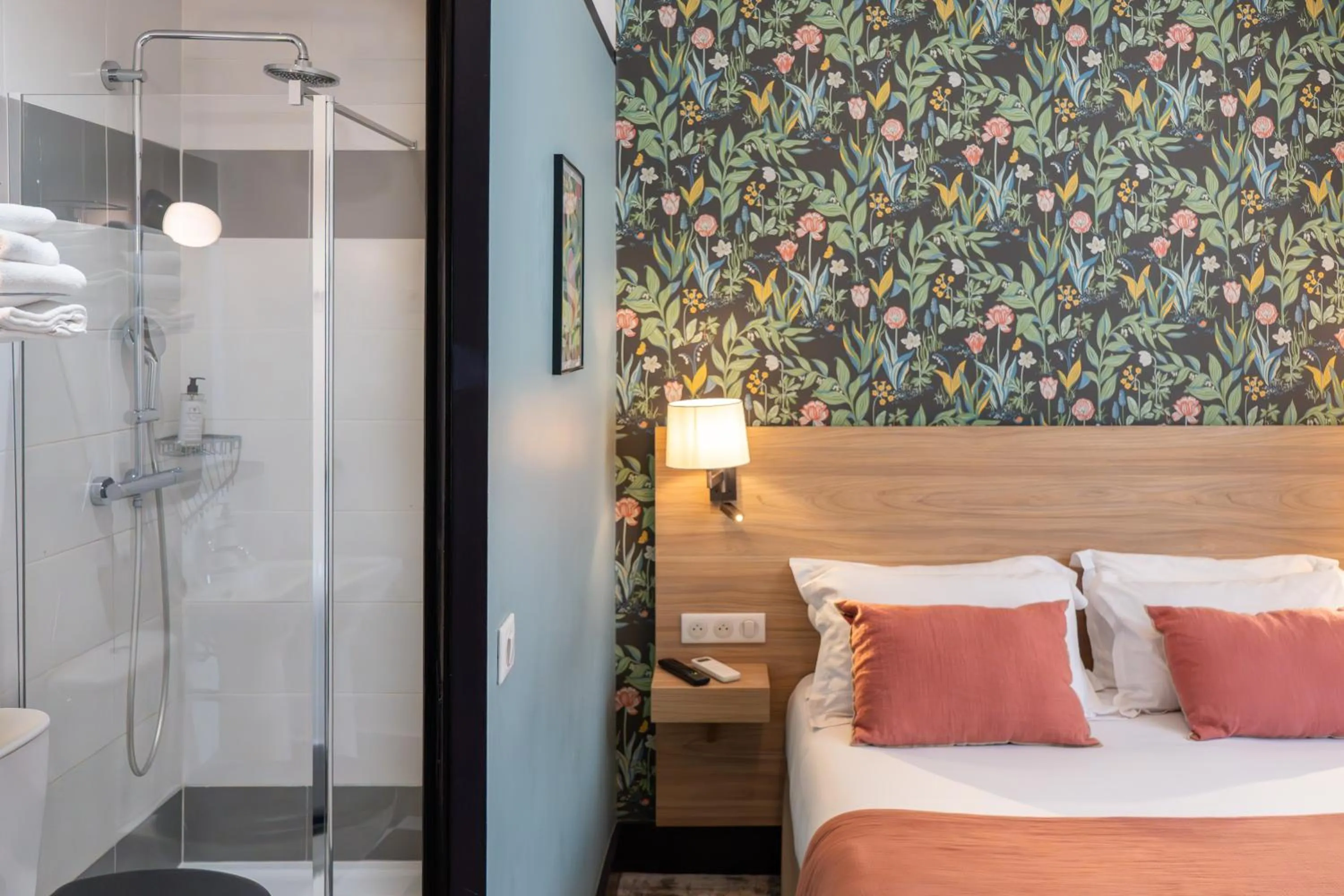 Bathroom, Bed in Hôtel de France, un hôtel AMMI